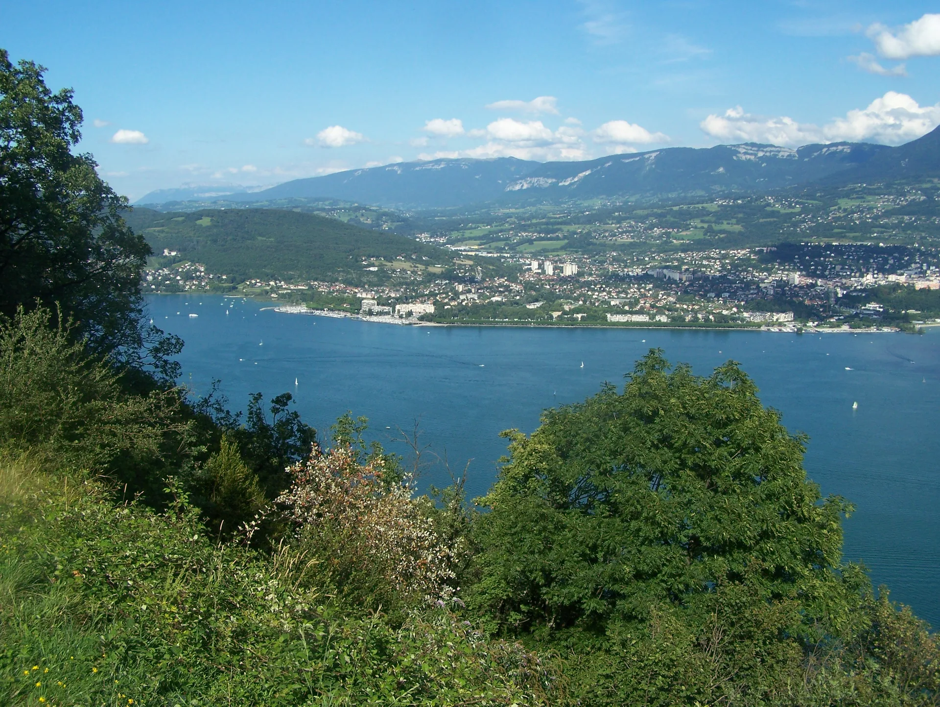 Lac de Chevelu à Saint-Jean-de-Chevelu — À 2,4 km du lac