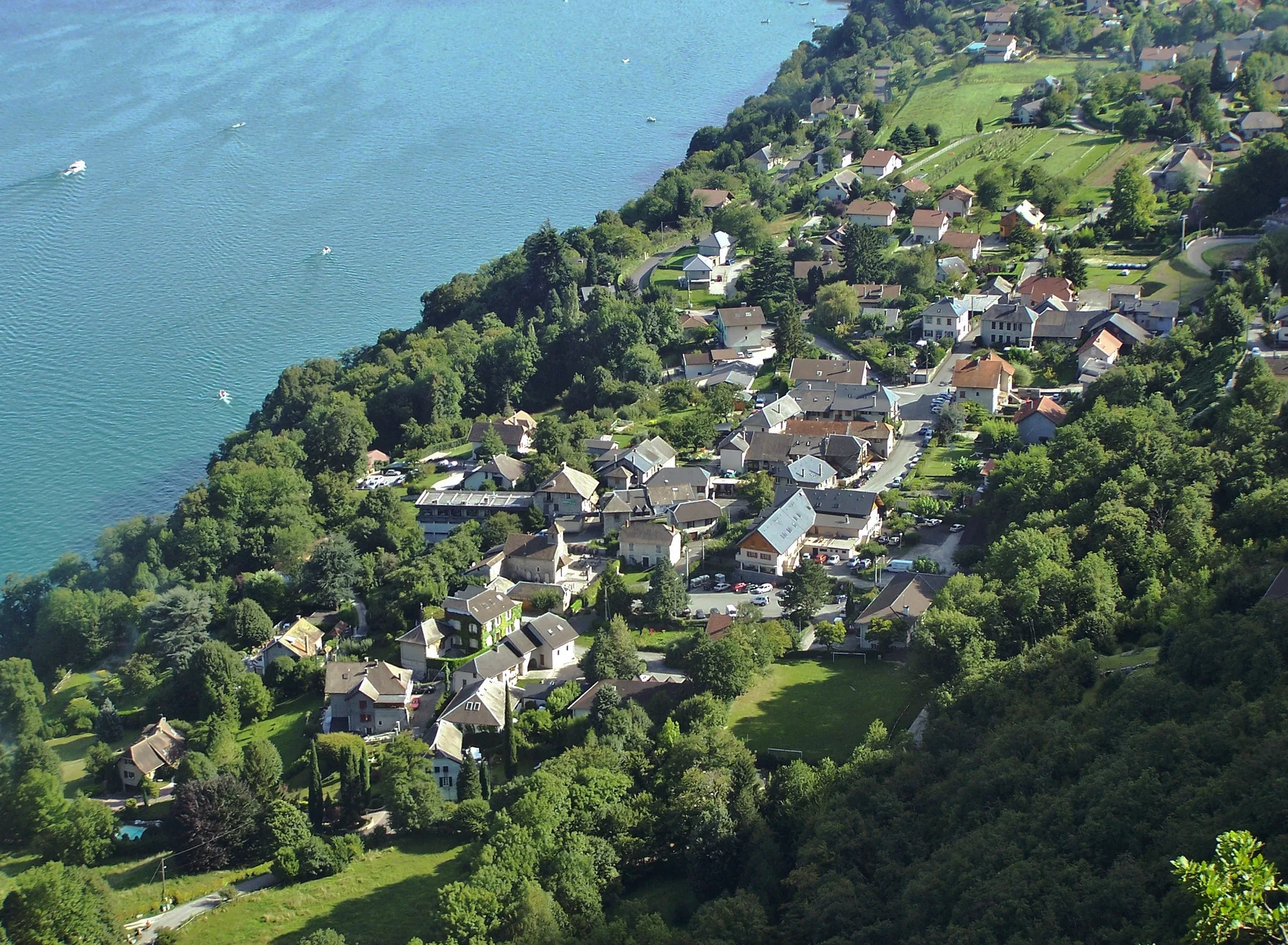 Lac de Chevelu à Saint-Jean-de-Chevelu — À 2,4 km du lac