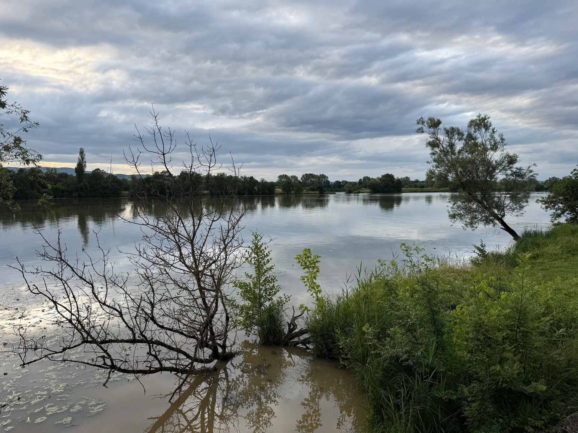 Lac de Creche-sur-Saone à Crêches-sur-Saône — À 817 m du lac