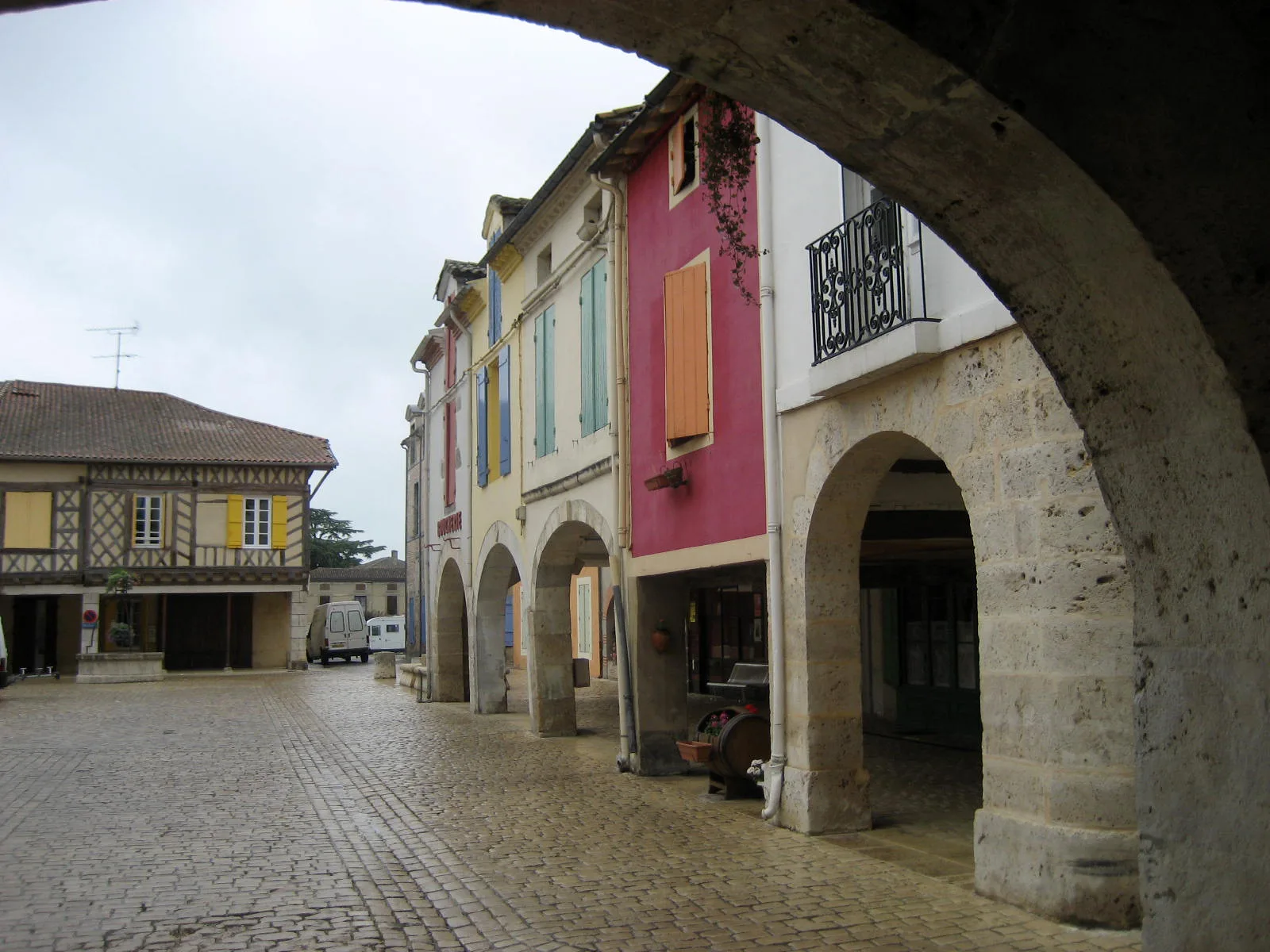Lac de Damazan à Saint-Pierre-de-Buzet — À 1,3 km du lac