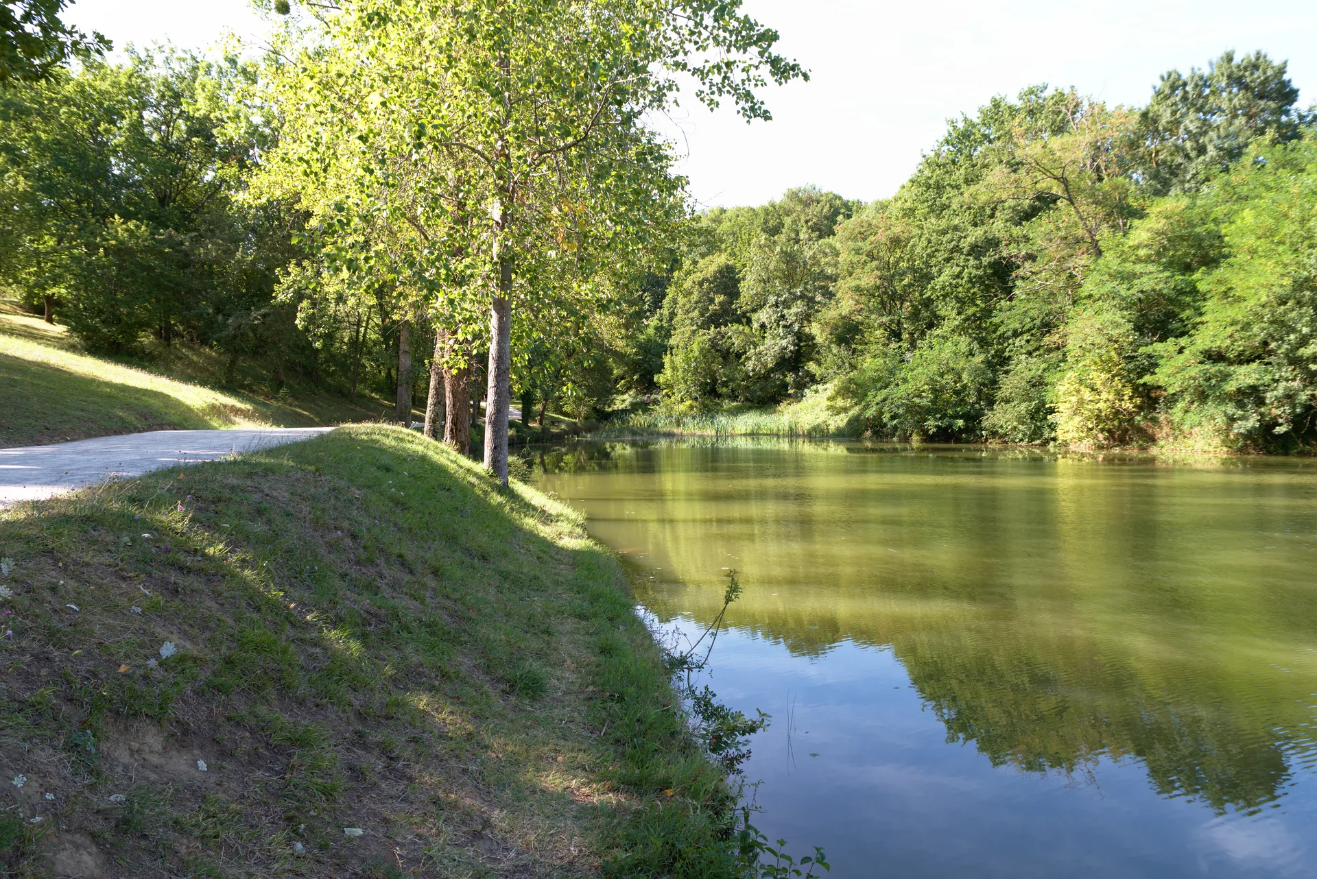 Lac de Flourens à Flourens — À 232 m du lac