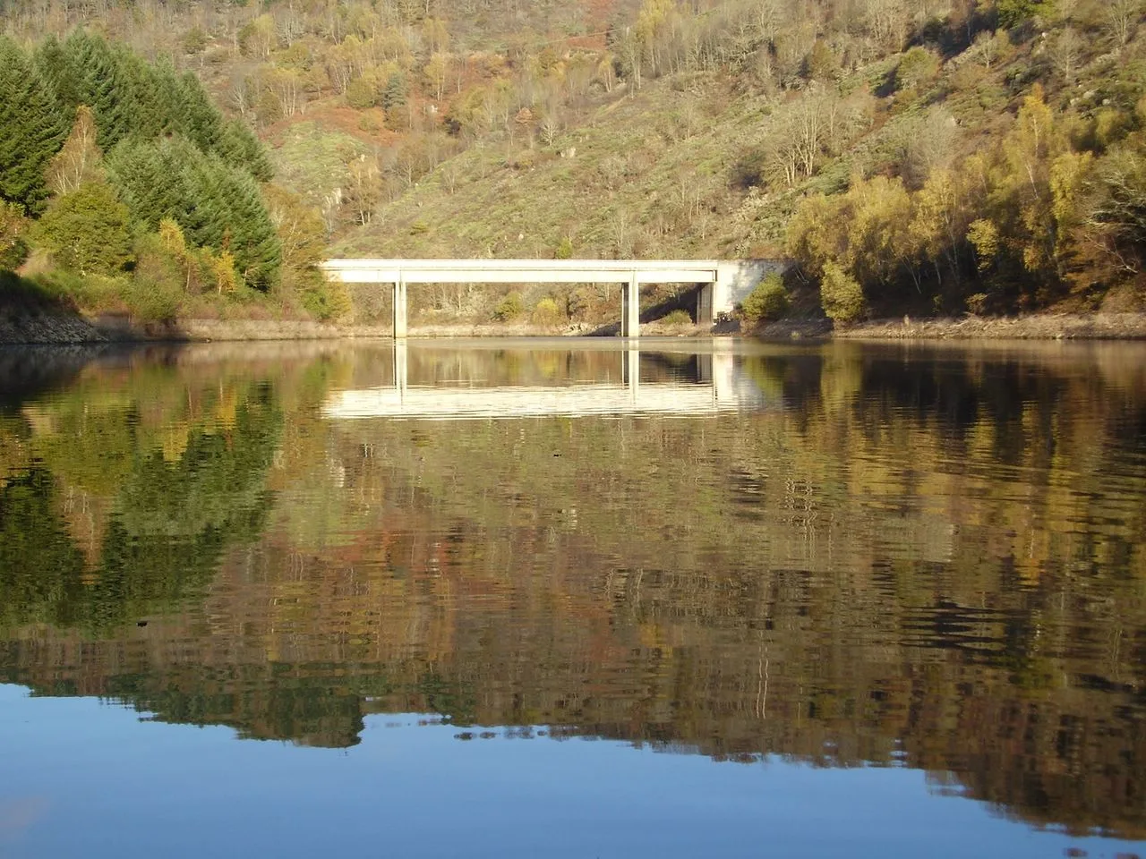 Lac de Grandval à Fridefont — À 4,1 km du lac