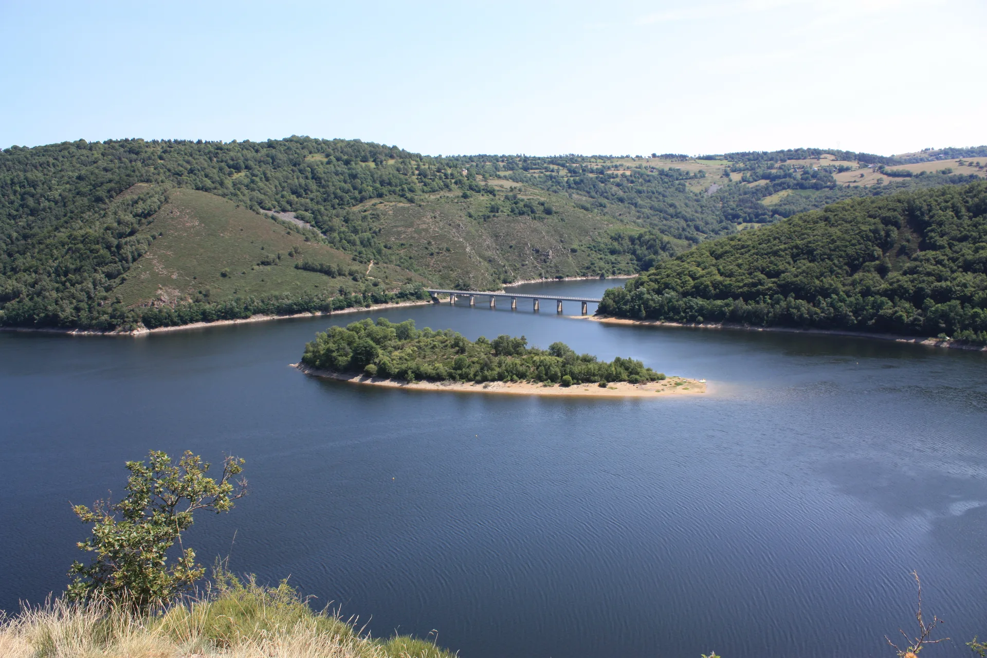 Lac de Grandval à Fridefont — À 3,0 km du lac