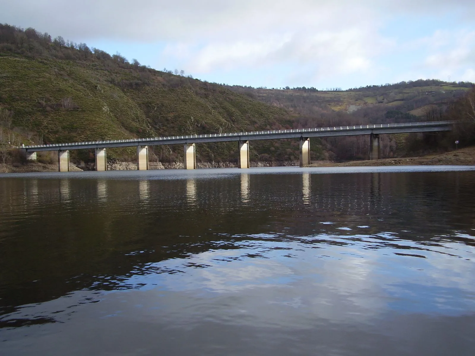 Lac de Grandval à Fridefont — À 3,6 km du lac