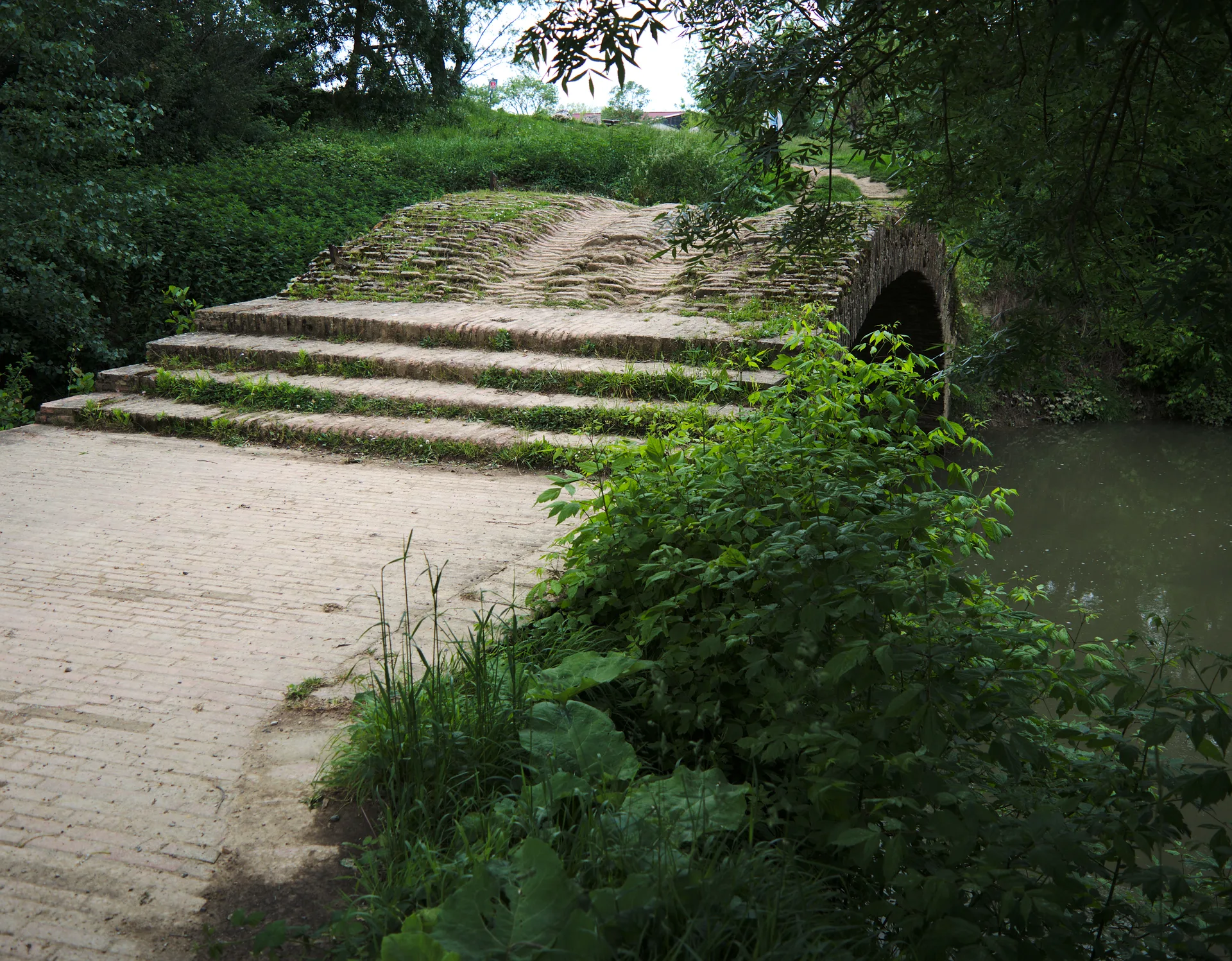 Lac de L'Isle Jourdain à L'Isle-Jourdain — À 293 m du lac