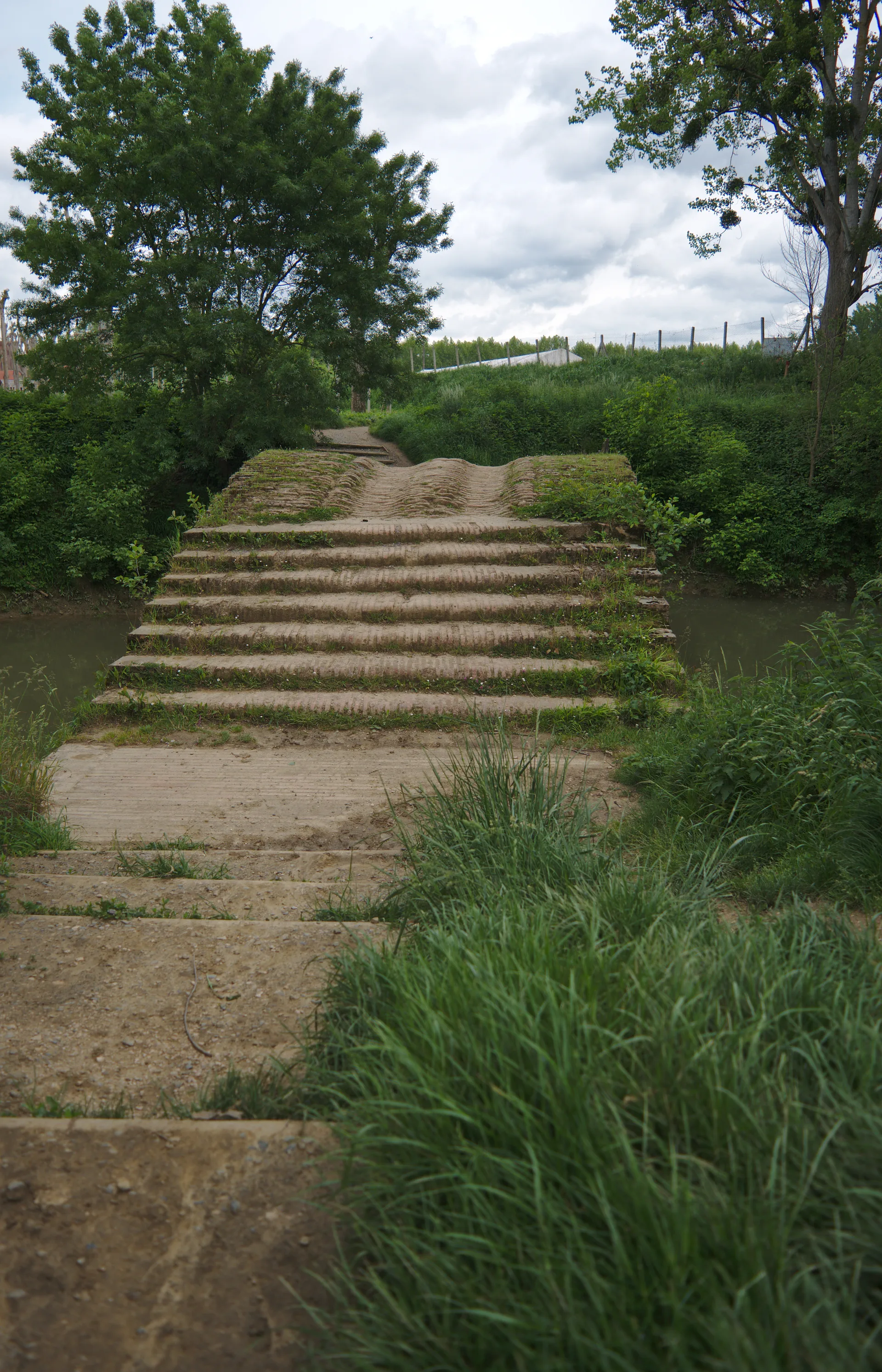 Lac de L'Isle Jourdain à L'Isle-Jourdain — À 293 m du lac