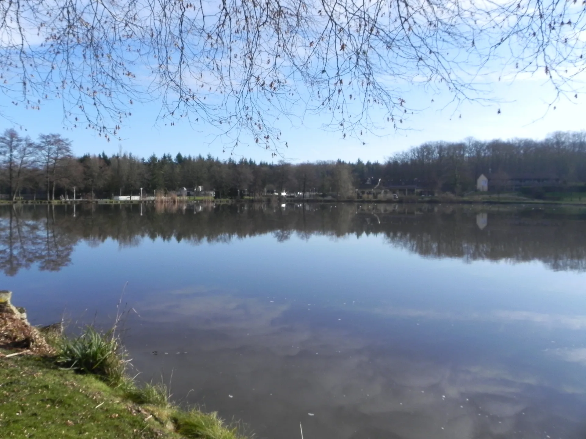 Lac de la Folie à Contrexéville — Sur le lac