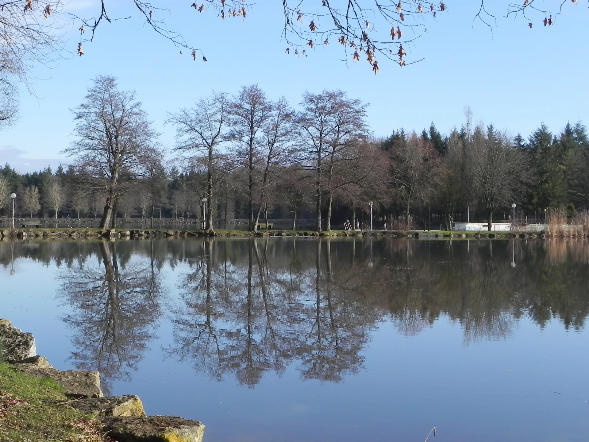 Lac de la Folie à Contrexéville — Sur le lac
