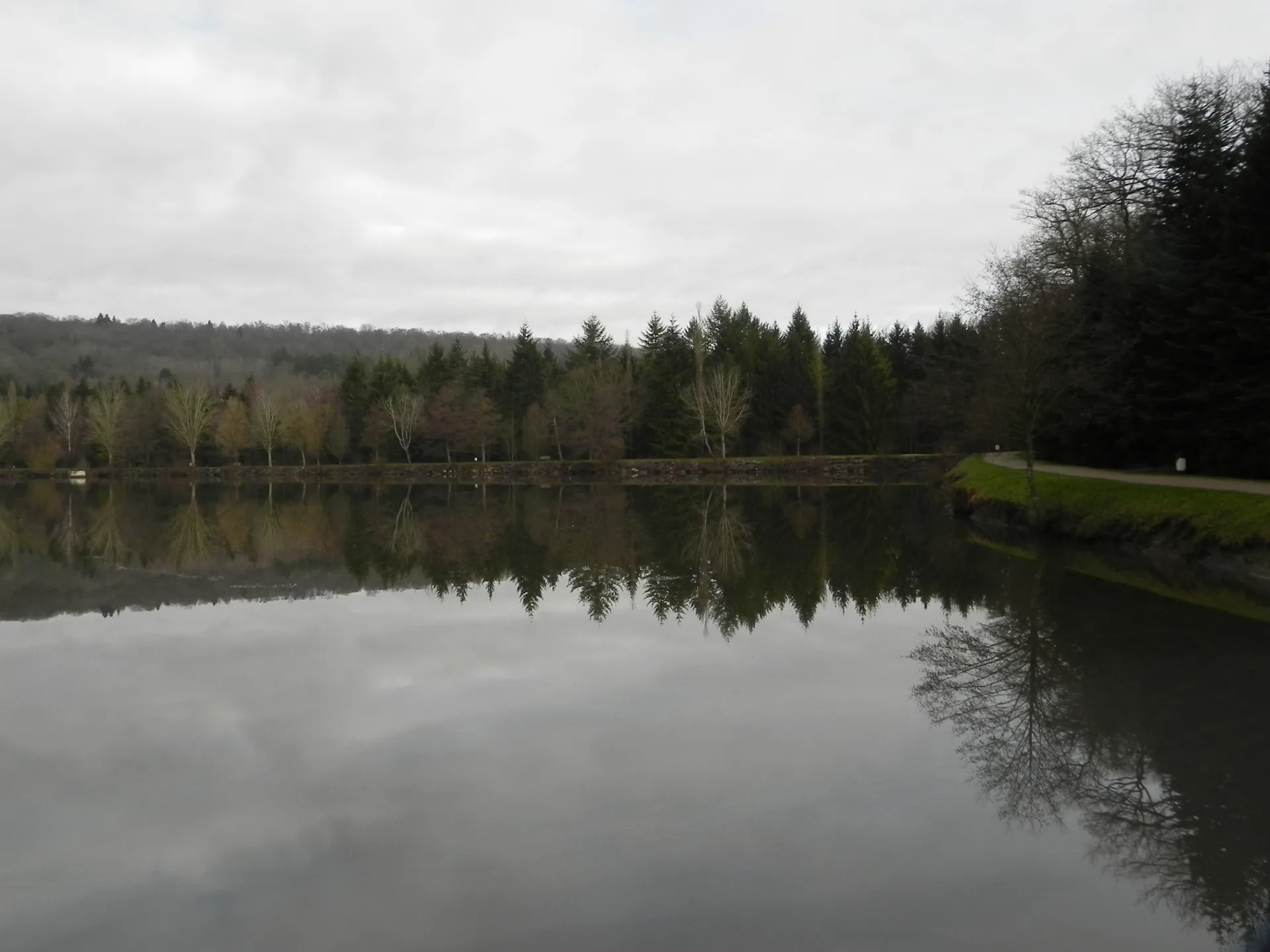 Lac de la Folie à Contrexéville — Sur le lac