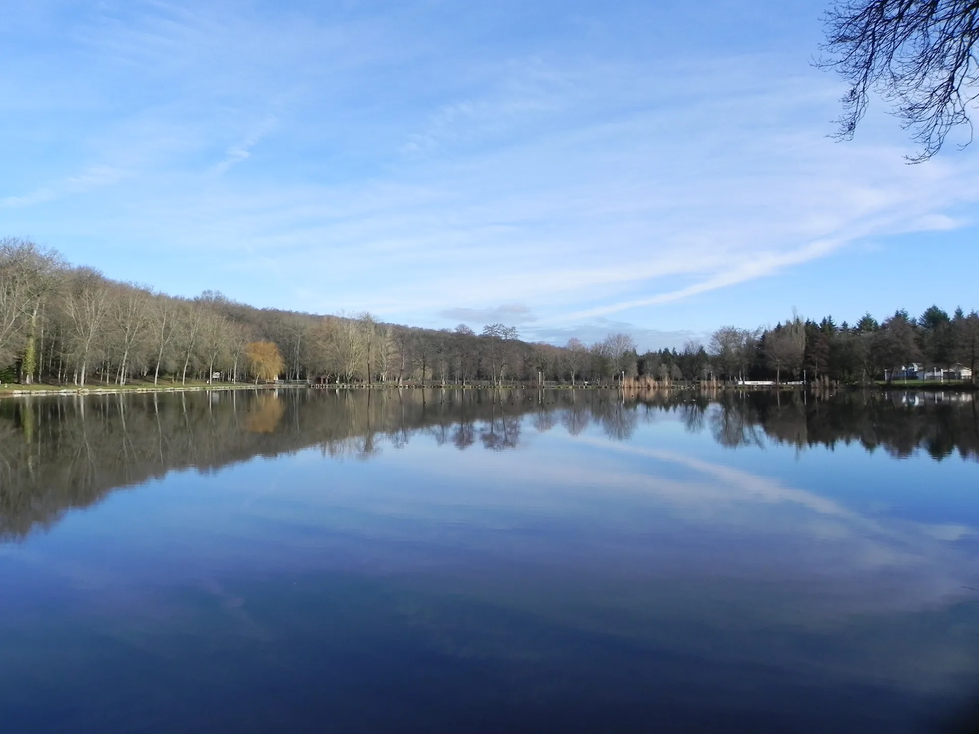 Lac de la Folie à Contrexéville — À 231 m du lac