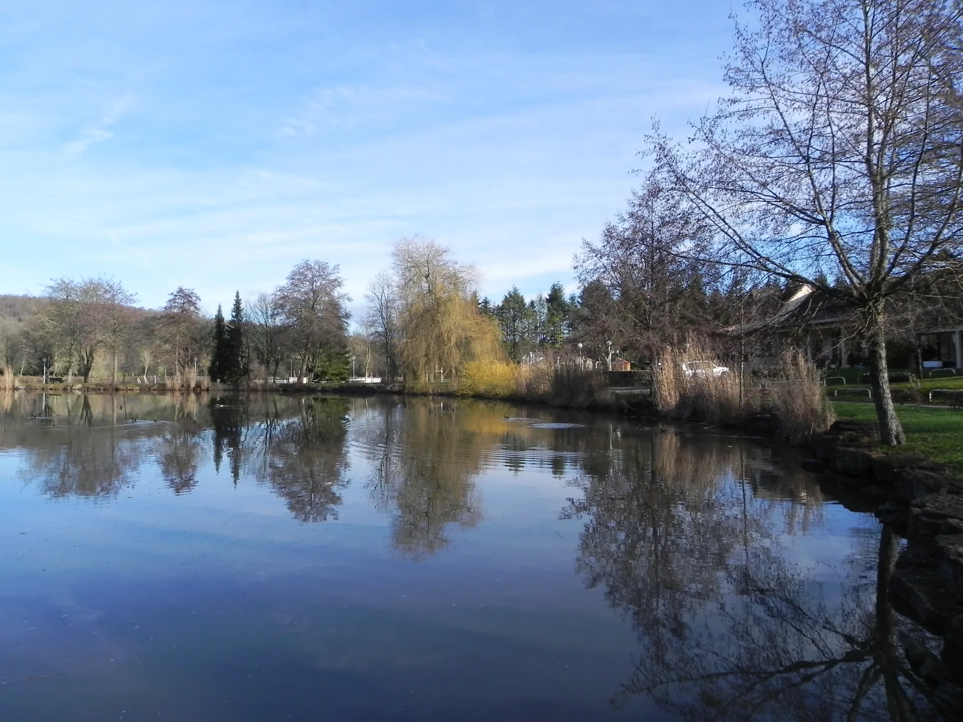 Lac de la Folie à Contrexéville — Sur le lac