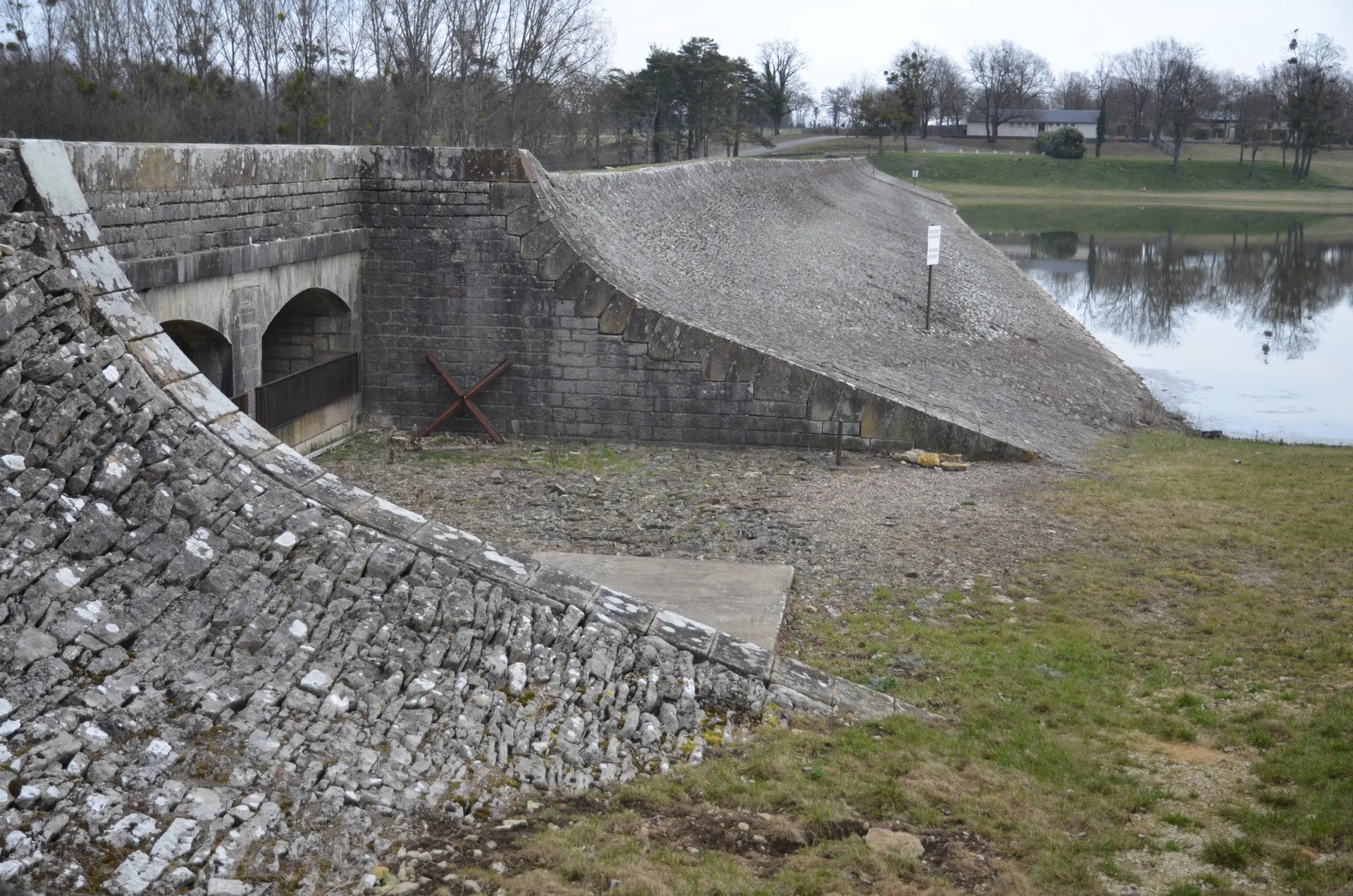 Lac de la Goule à Bessais-le-Fromental — À 263 m du lac