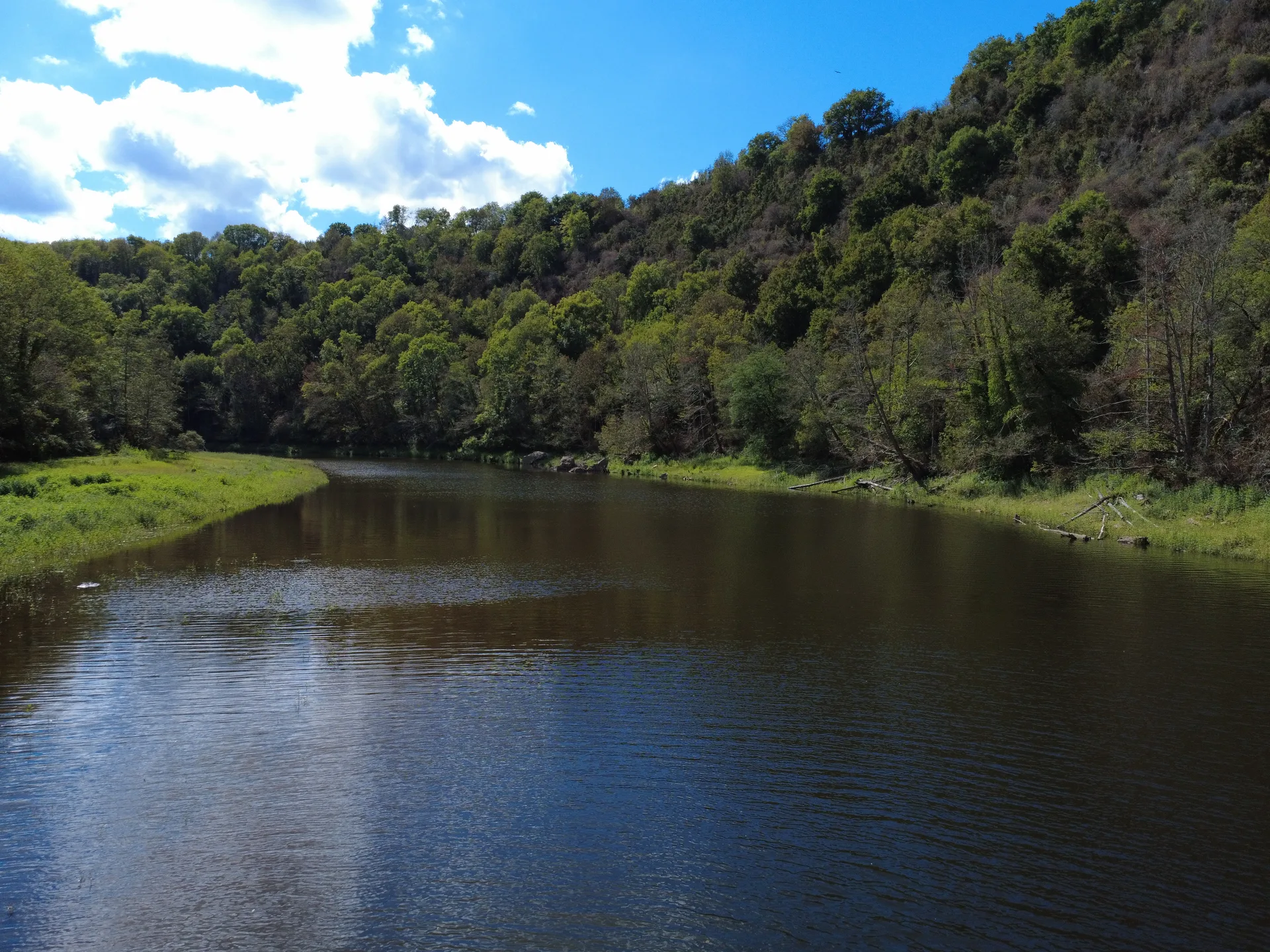 Lac de La Roche Bat L Aigue à Badecon-le-Pin — Sur le lac