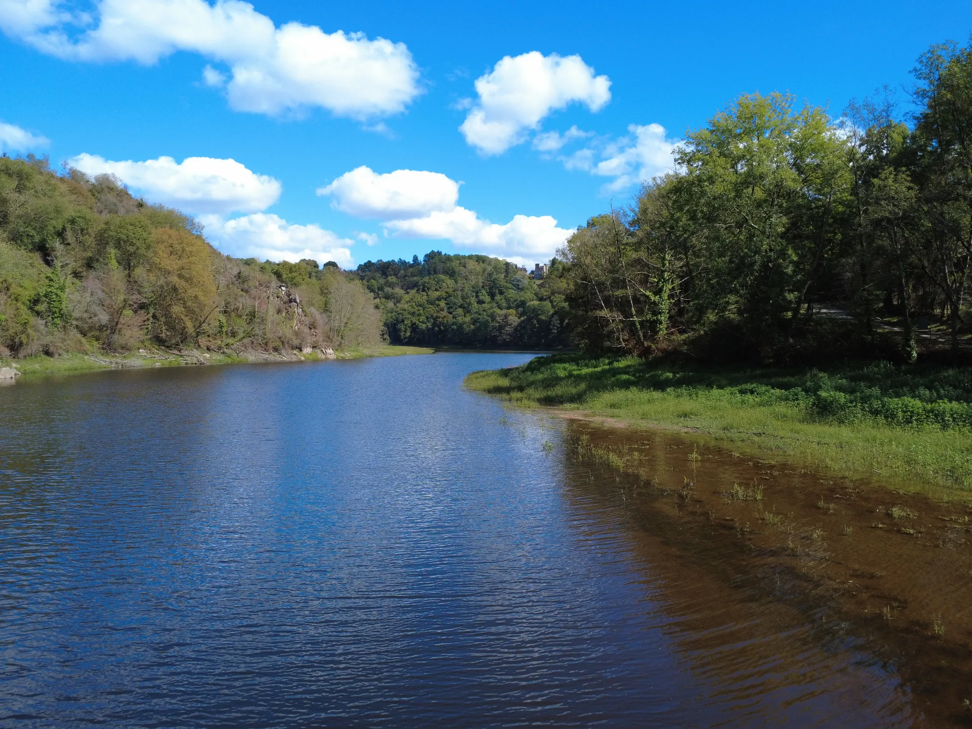 Lac de La Roche Bat L Aigue à Badecon-le-Pin — Sur le lac