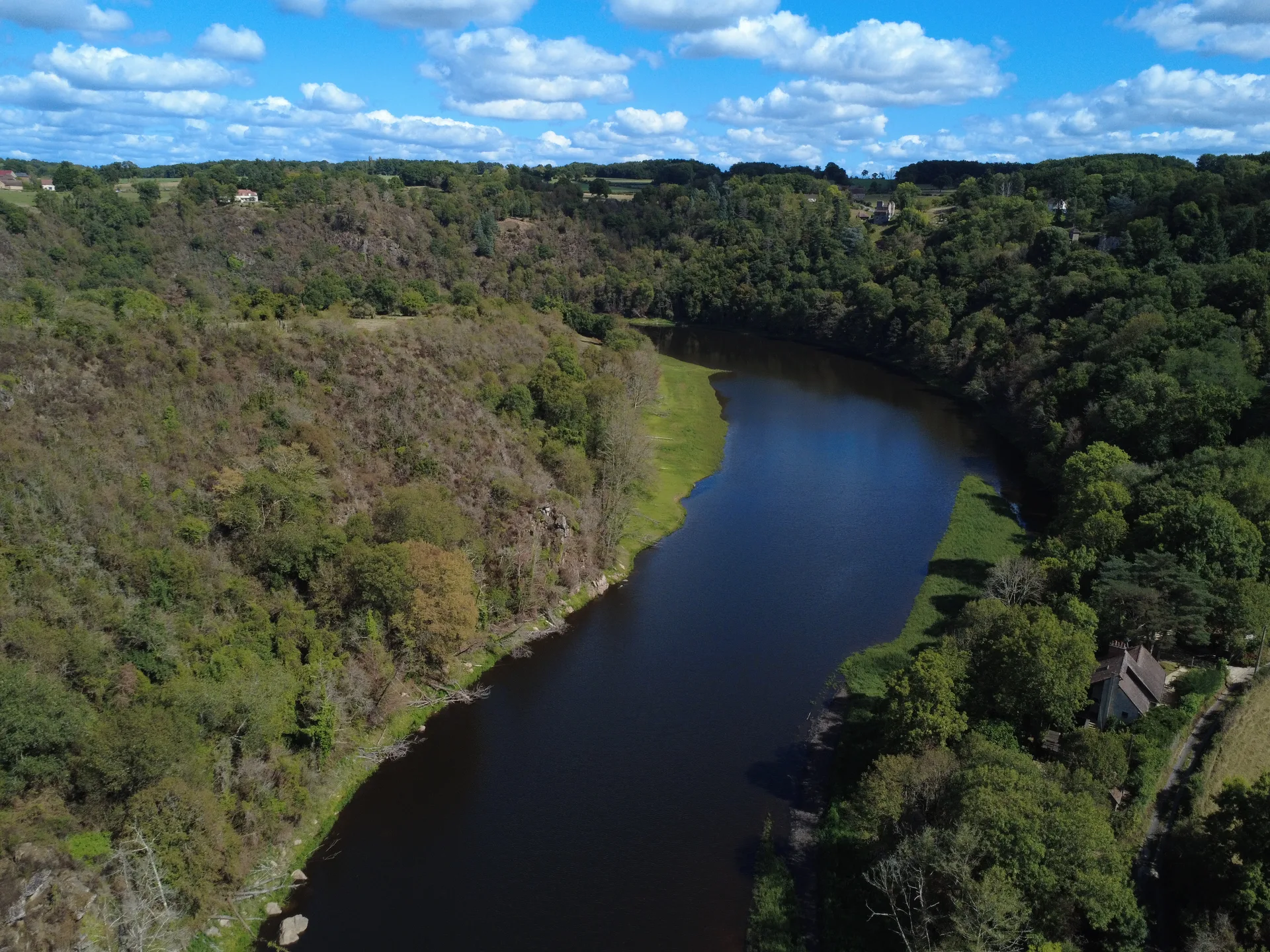 Lac de La Roche Bat L Aigue à Badecon-le-Pin — Sur le lac