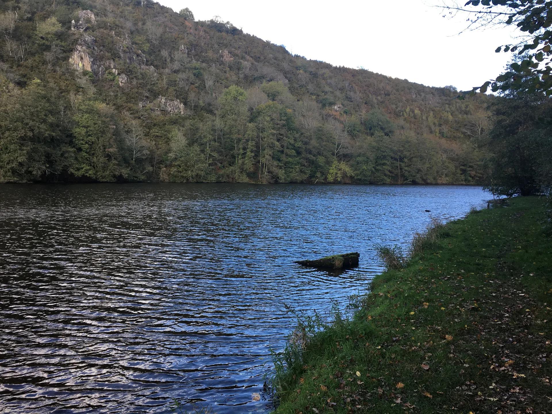 Lac de La Roche Bat L Aigue à Badecon-le-Pin — Sur le lac