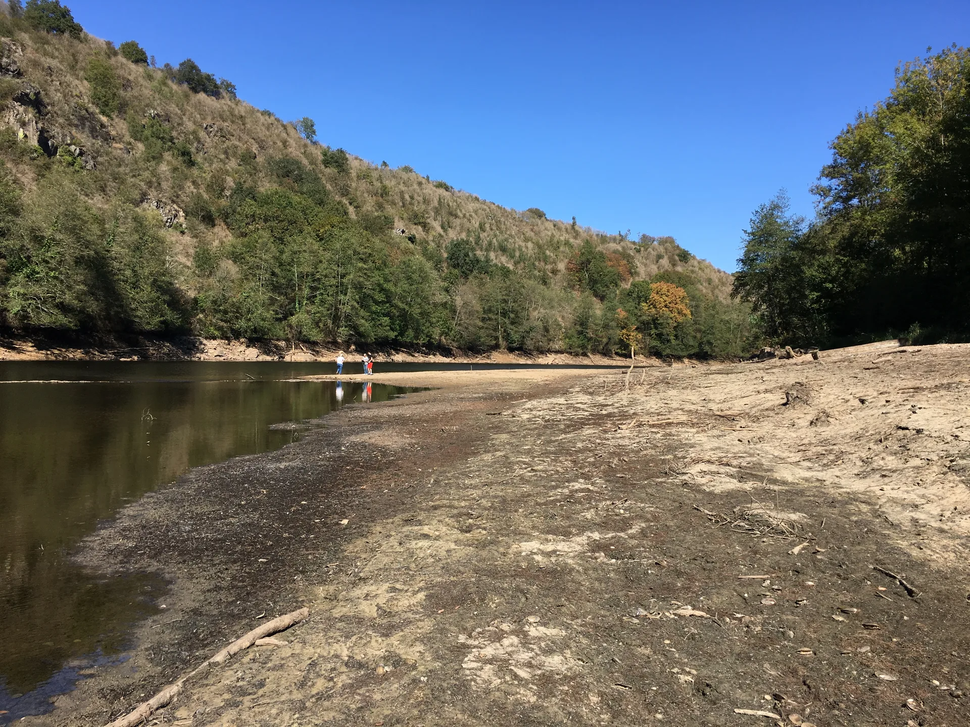 Lac de La Roche Bat L Aigue à Badecon-le-Pin — Sur le lac