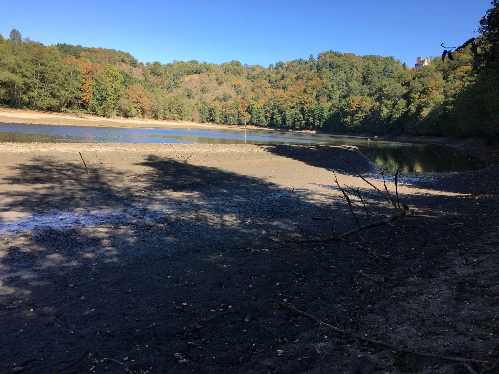 Lac de La Roche Bat L Aigue à Badecon-le-Pin — Sur le lac