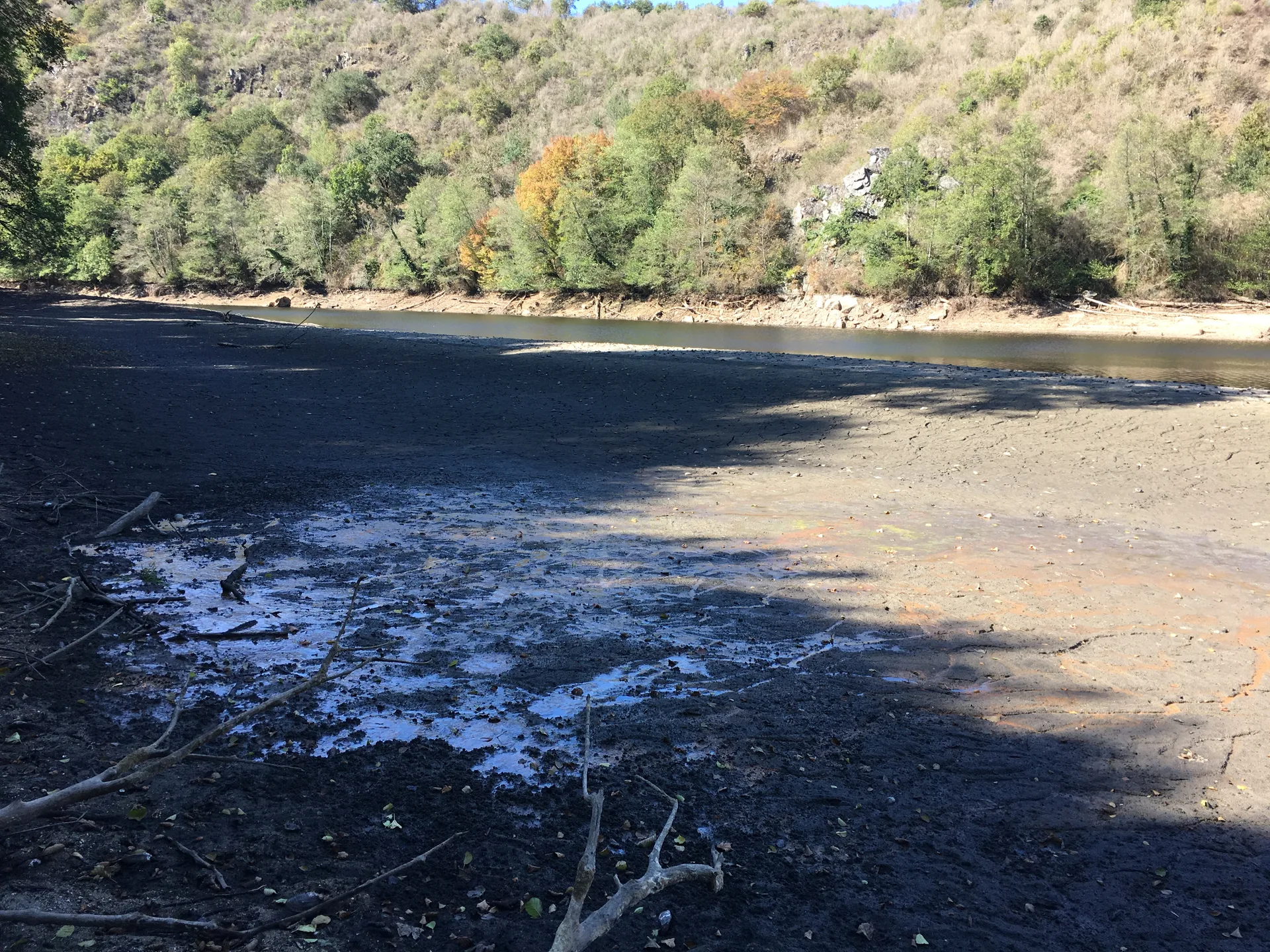 Lac de La Roche Bat L Aigue à Badecon-le-Pin — Sur le lac