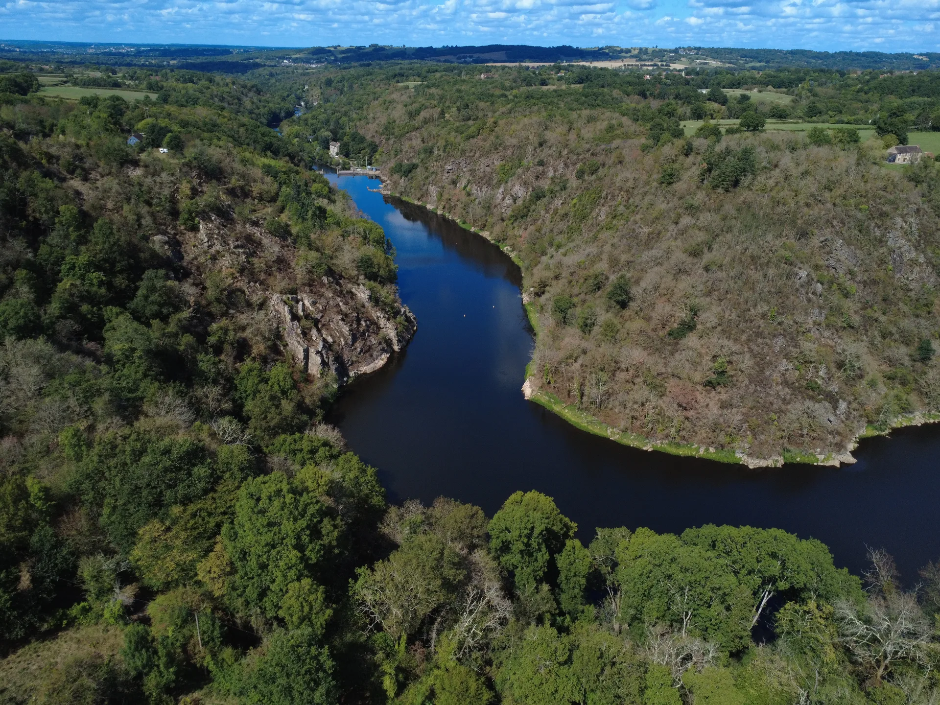 Lac de La Roche Bat L Aigue à Badecon-le-Pin — Sur le lac