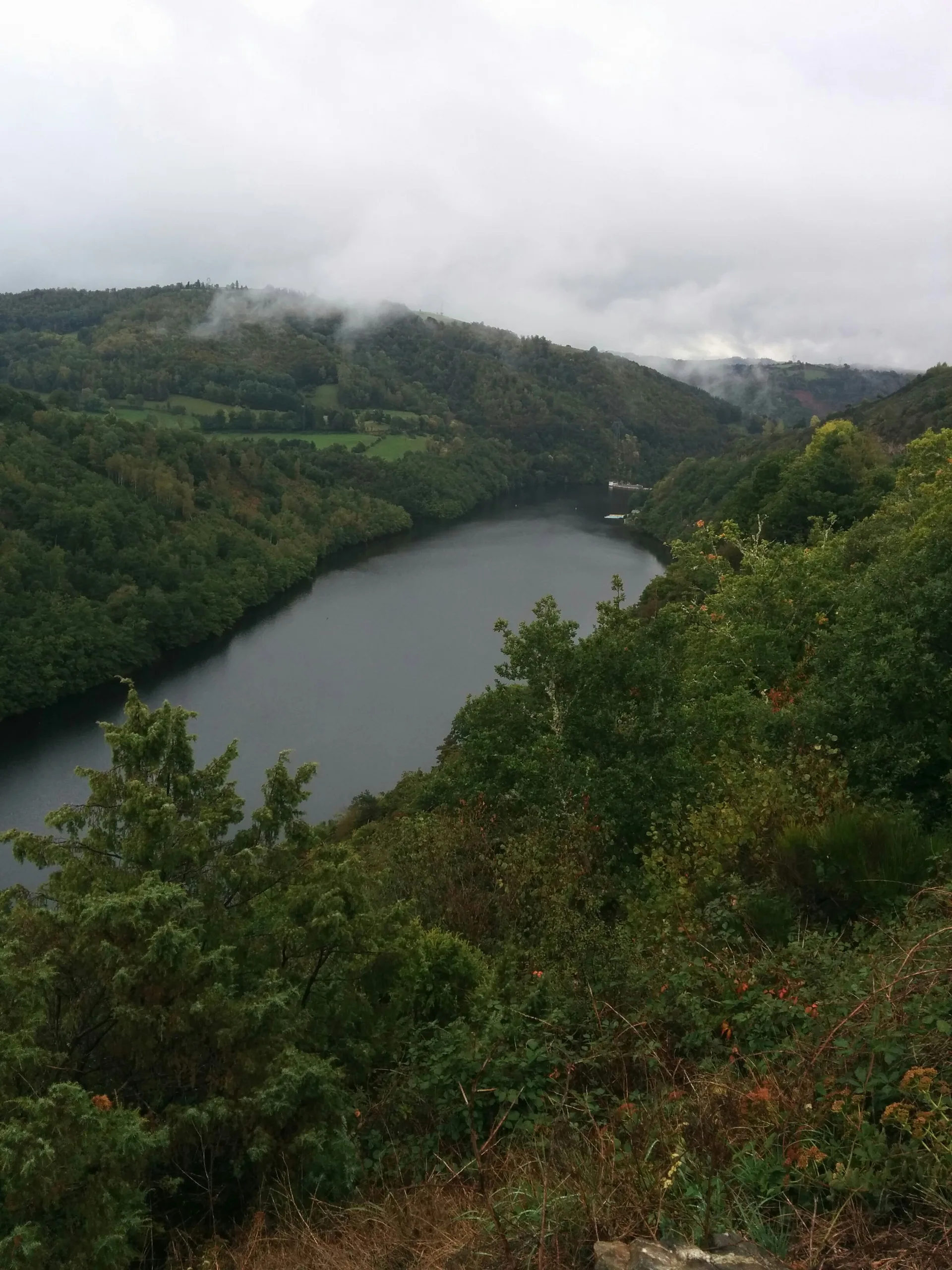 Lac de Lanau à Neuvéglise-sur-Truyère — À 1,3 km du lac