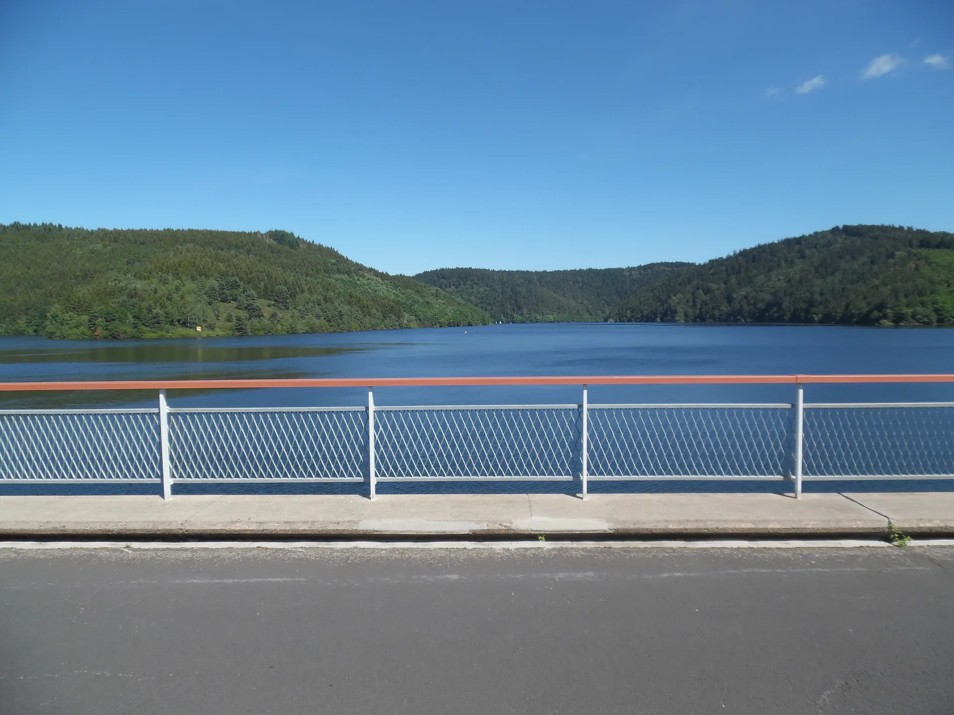 Lac de Lanau à Neuvéglise-sur-Truyère — À 4,4 km du lac