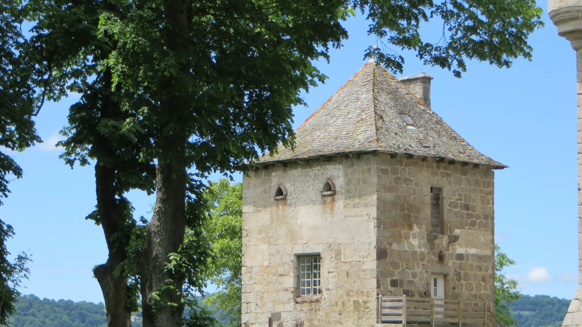 Lac de Lanau à Neuvéglise-sur-Truyère — À 4,9 km du lac