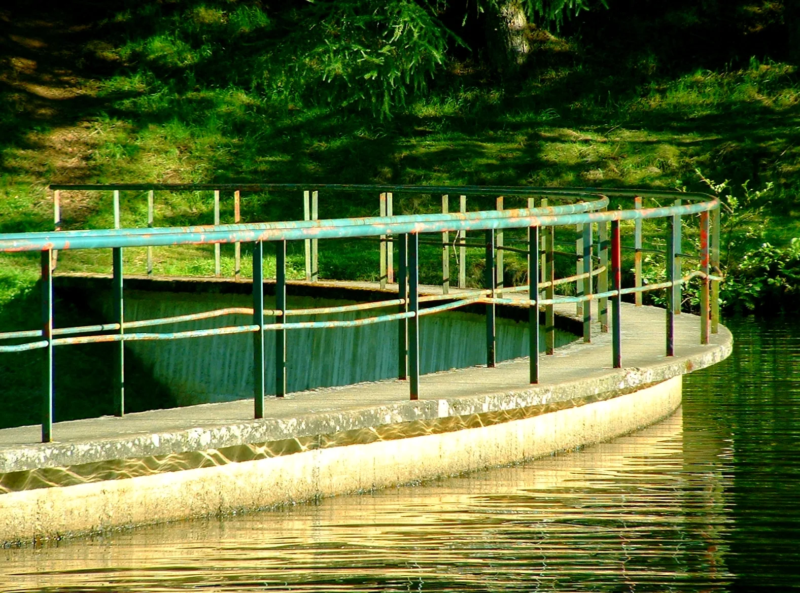 Lac de Lapleau à Saint-Pantaléon-de-Lapleau — À 1,8 km du lac