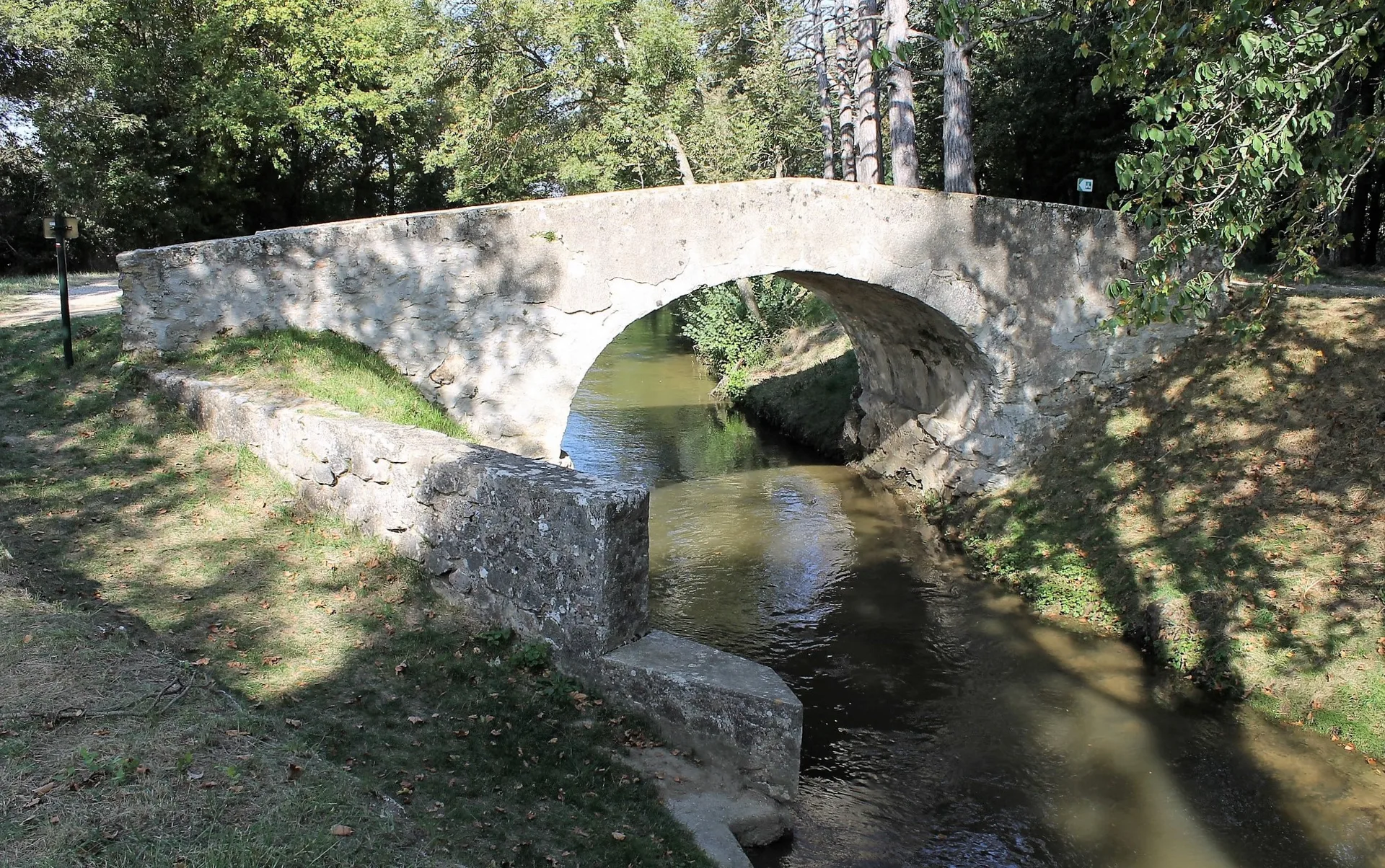 Lac de Lenclas à Saint-Félix-Lauragais — À 1,5 km du lac