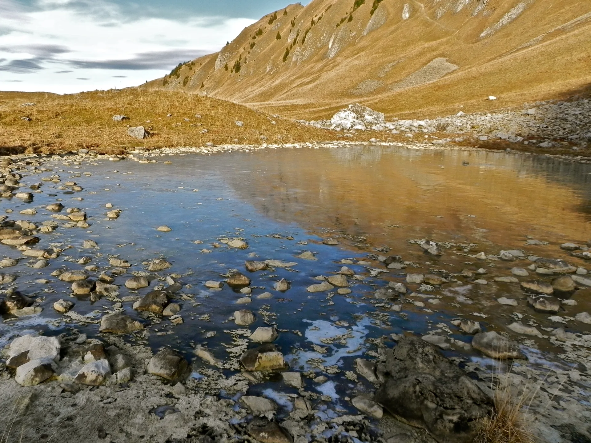 Lac de Lessy à Glières-Val-de-Borne — À 1,8 km du lac