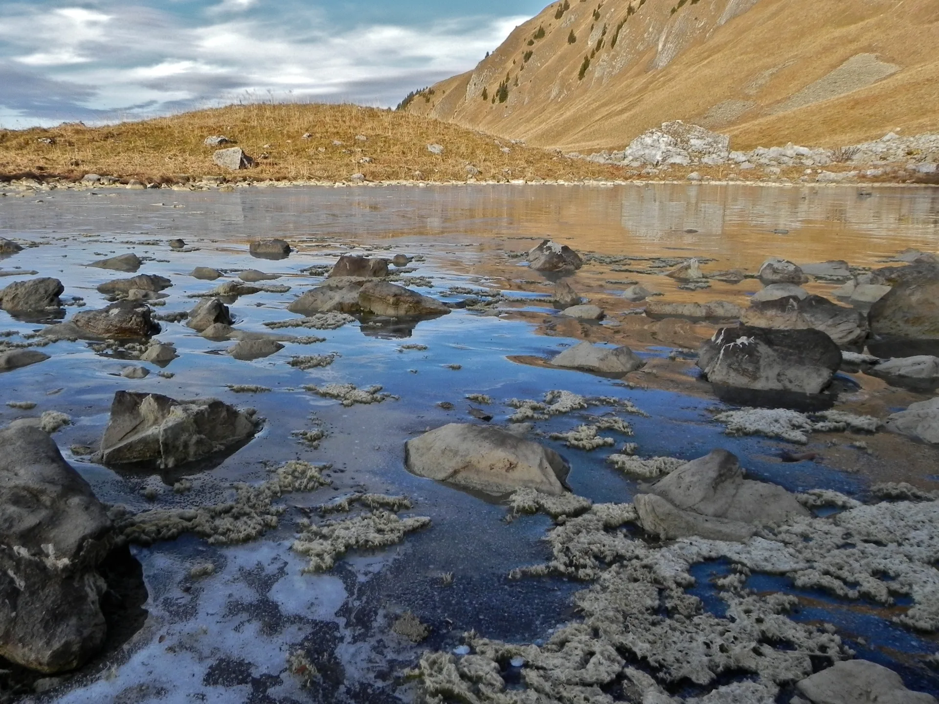 Lac de Lessy à Glières-Val-de-Borne — À 1,8 km du lac