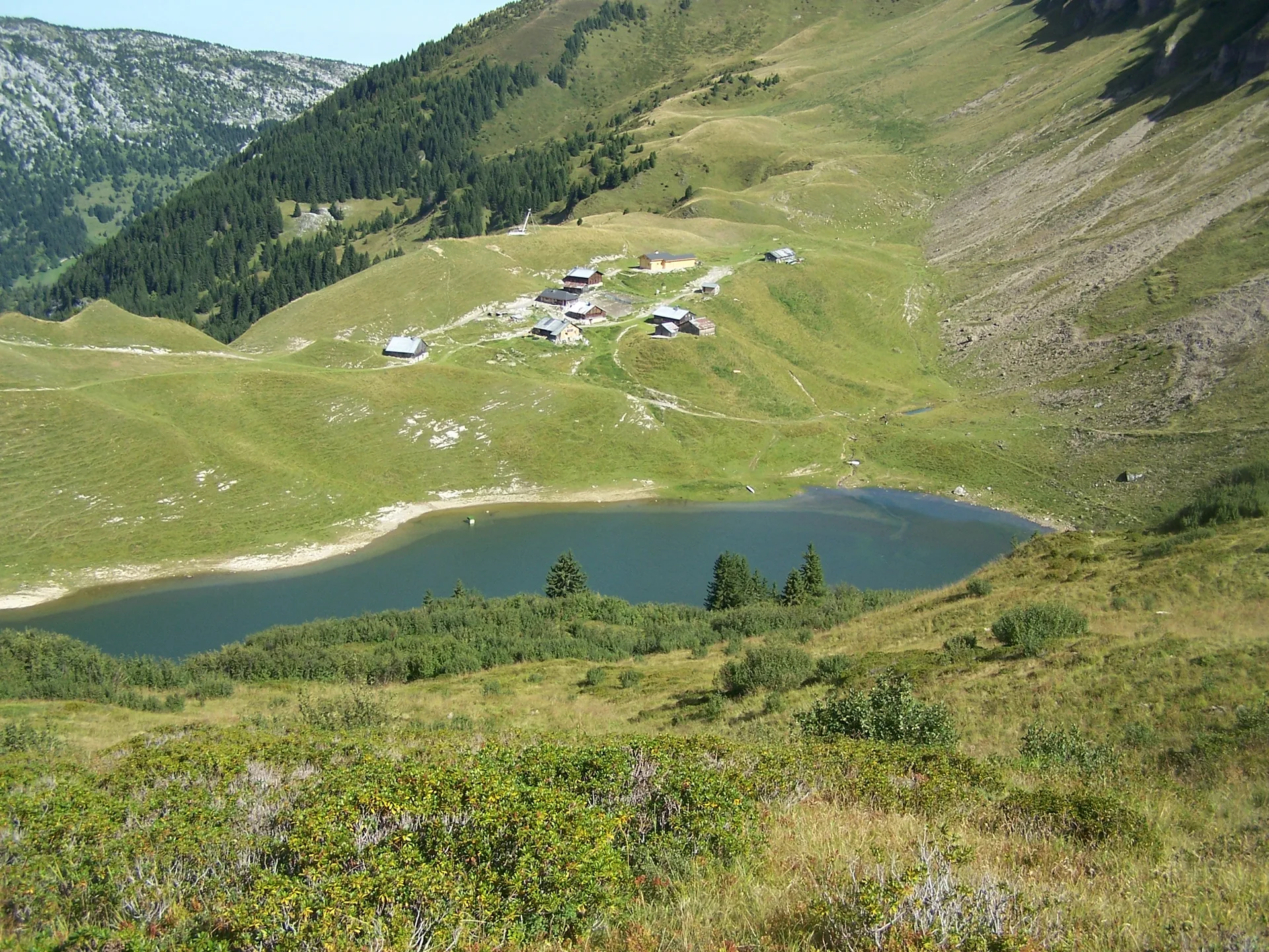 Lac de Lessy à Glières-Val-de-Borne — À 448 m du lac