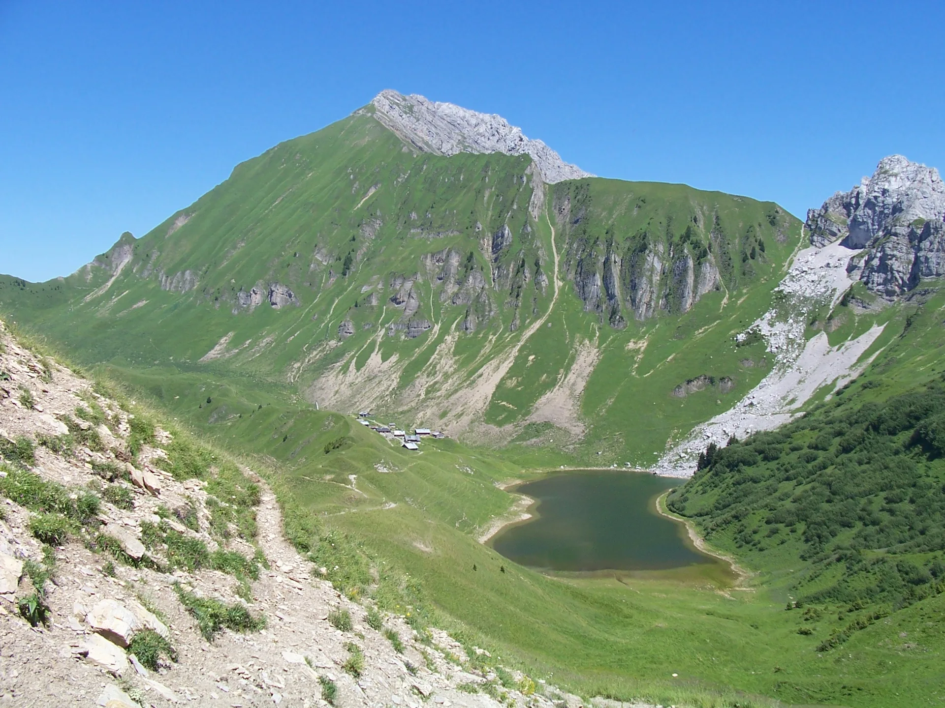 Lac de Lessy à Glières-Val-de-Borne — À 558 m du lac