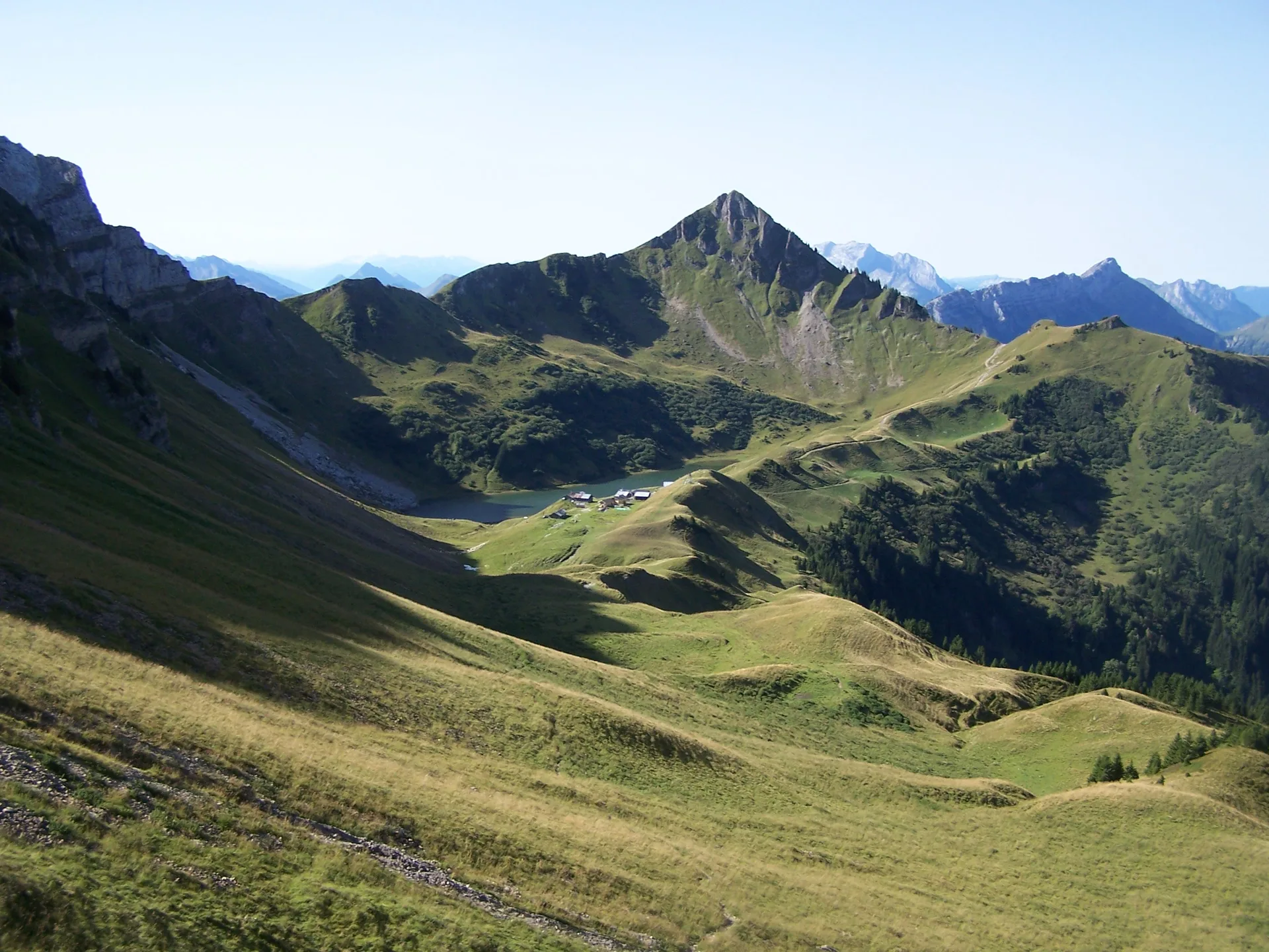 Lac de Lessy à Glières-Val-de-Borne — À 1,4 km du lac