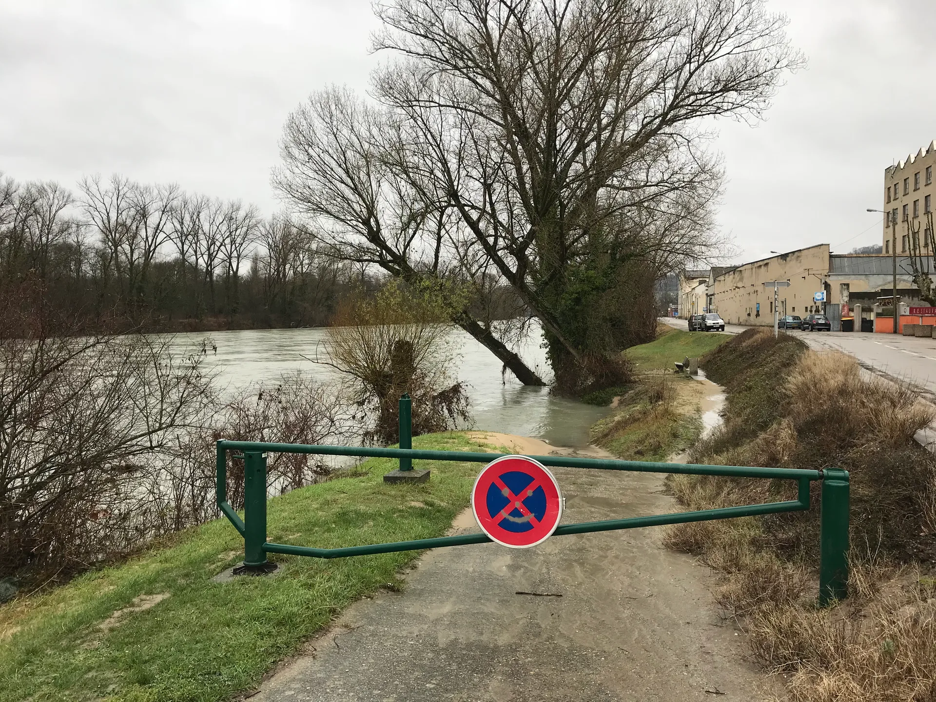 Lac de Miribel Jonage à Miribel — À 1,1 km du lac