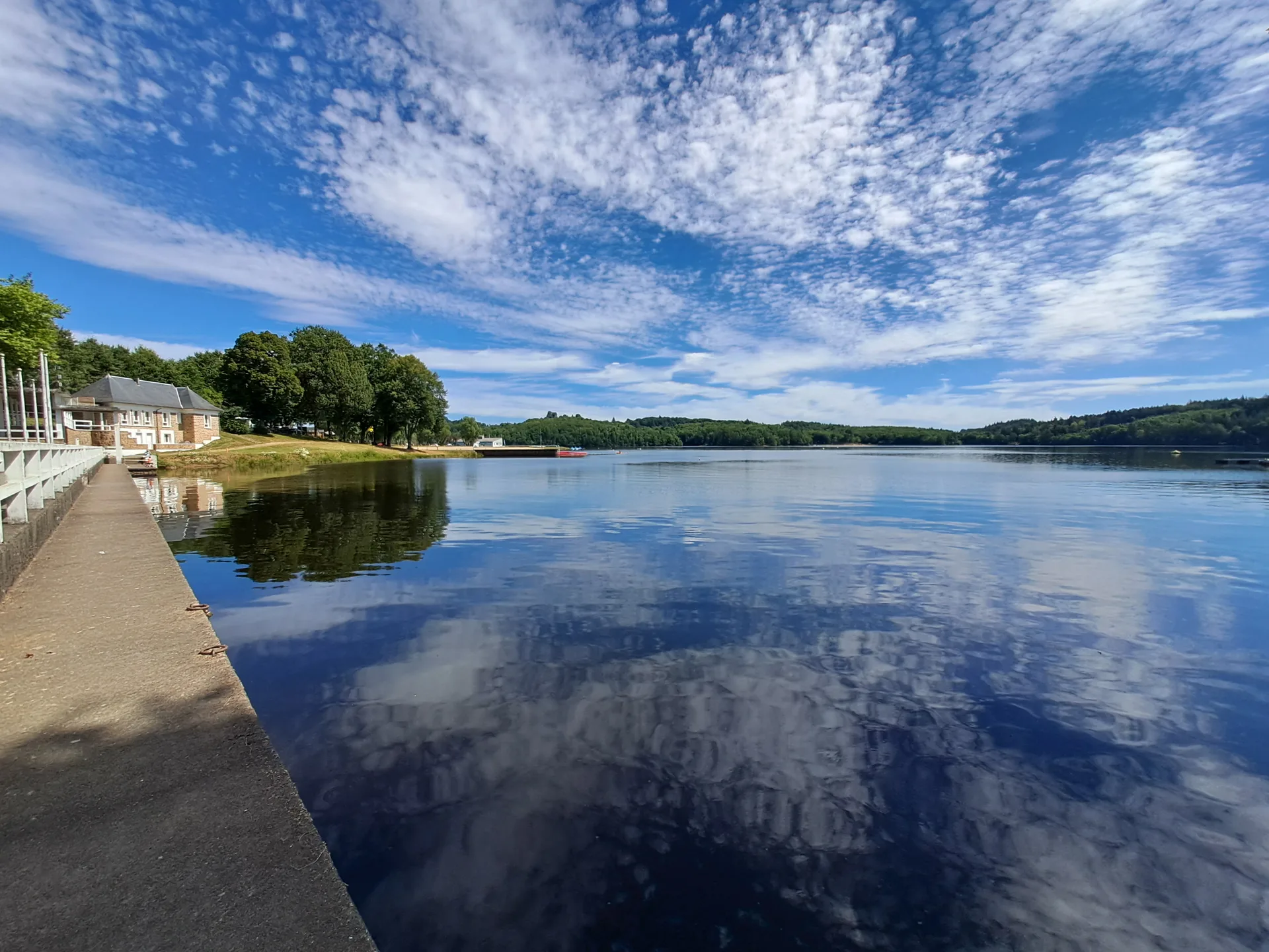 Lac de Neuvic à Neuvic — À 758 m du lac