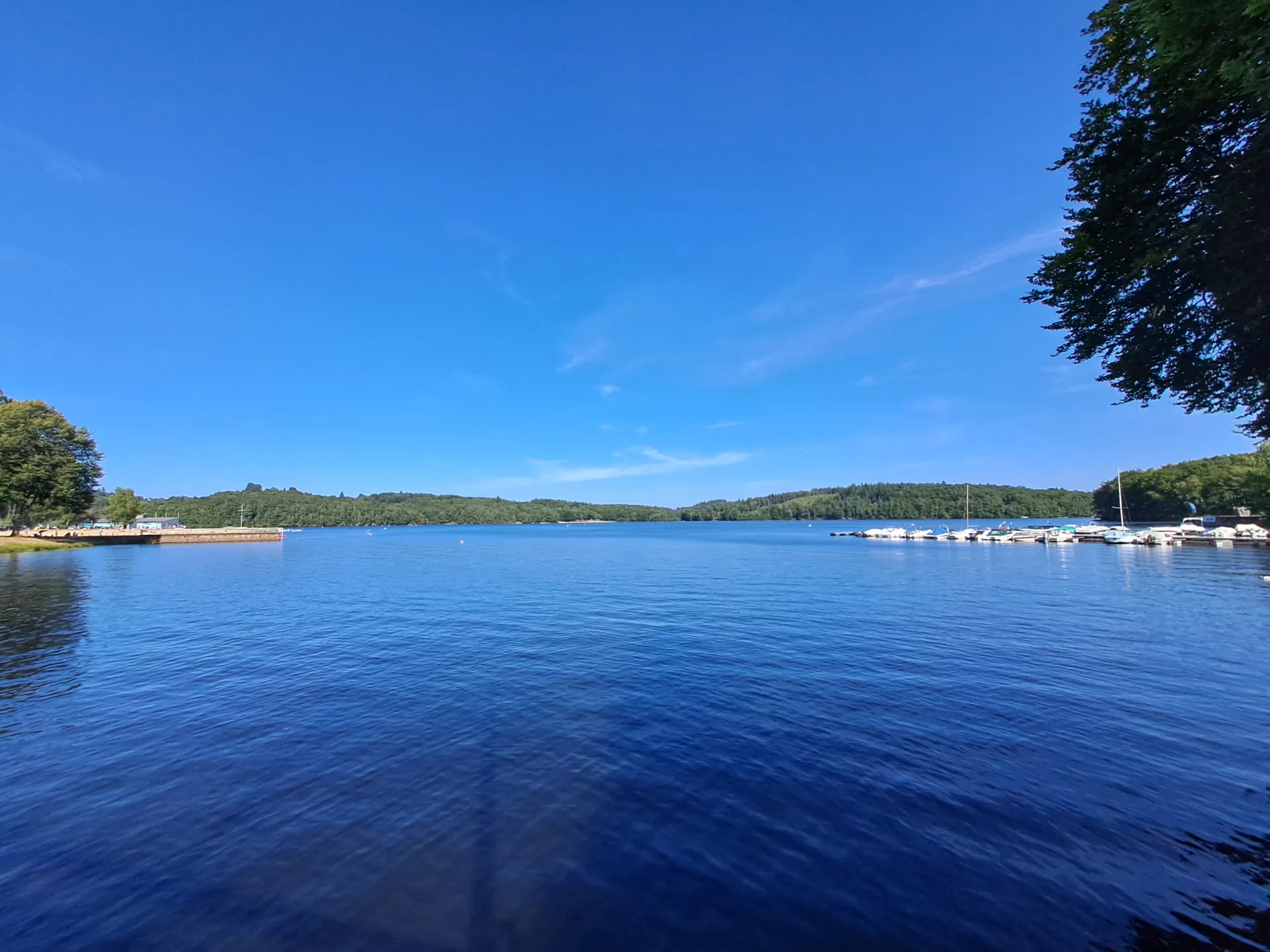 Lac de Neuvic à Neuvic — À 758 m du lac