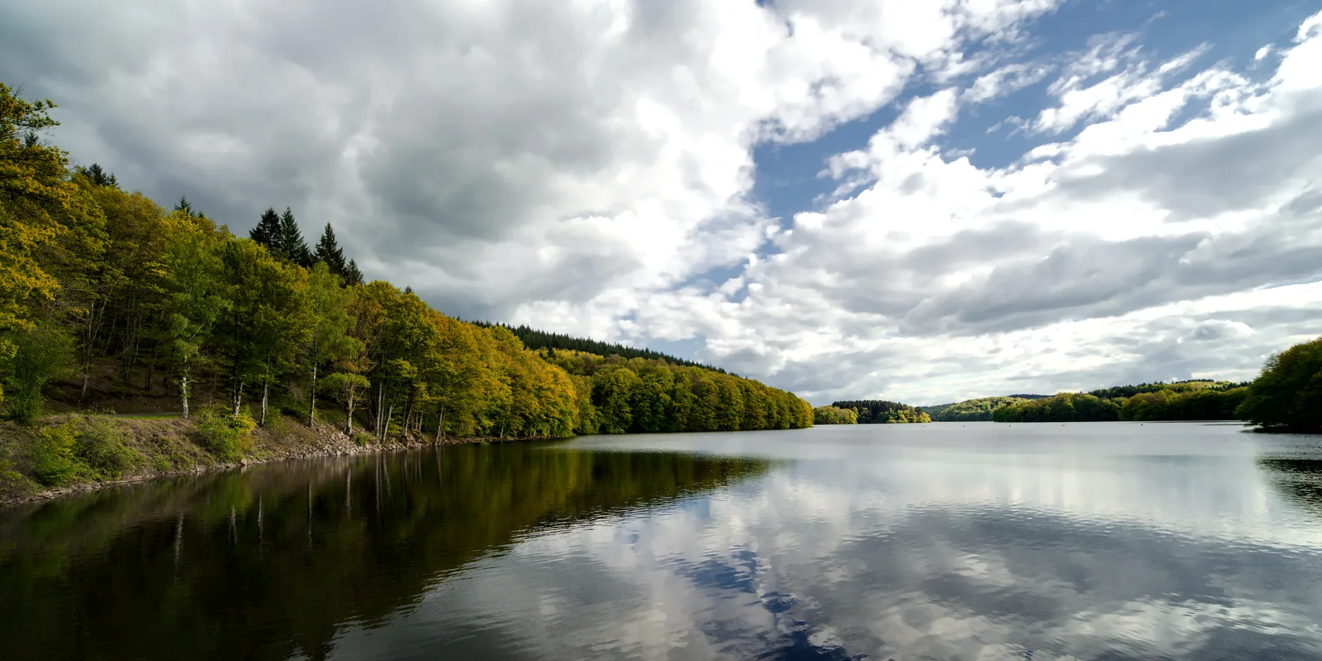 Lac de Pannecière à Chaumard — À 1,6 km du lac
