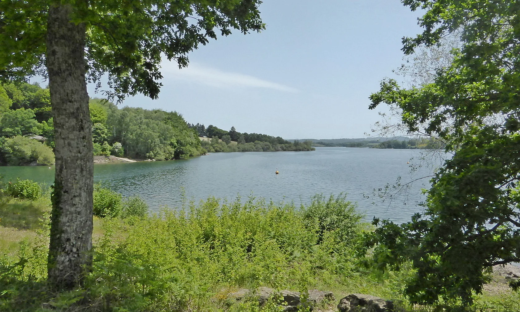 Lac de Pareloup 01 à Arvieu — À 420 m du lac