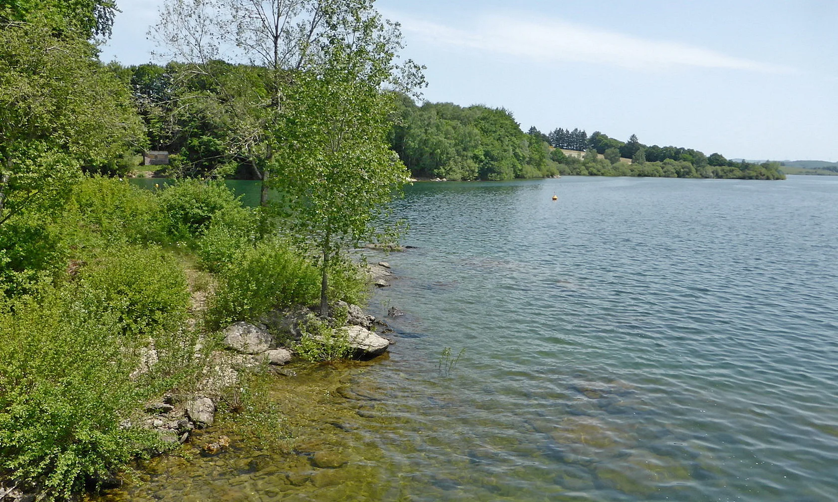 Lac de Pareloup 01 à Arvieu — À 420 m du lac