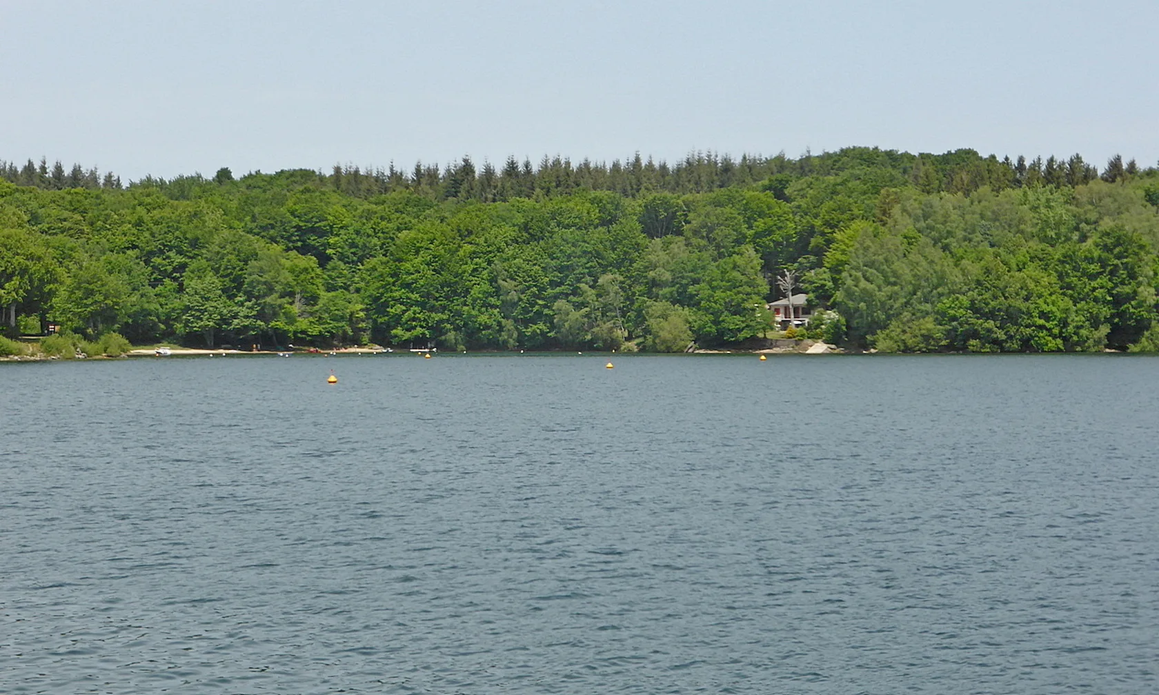 Lac de Pareloup 01 à Arvieu — À 420 m du lac