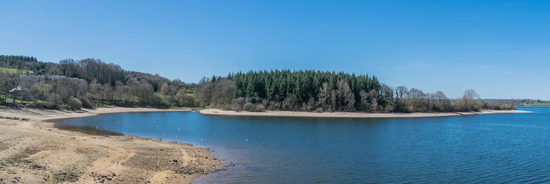 Lac de Pareloup 02 à Salles-Curan — À 751 m du lac