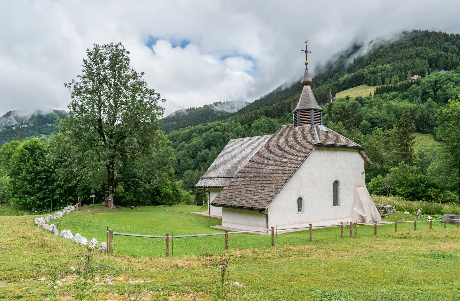 Lac de Petetoz  à Bellevaux — À 2,8 km du lac