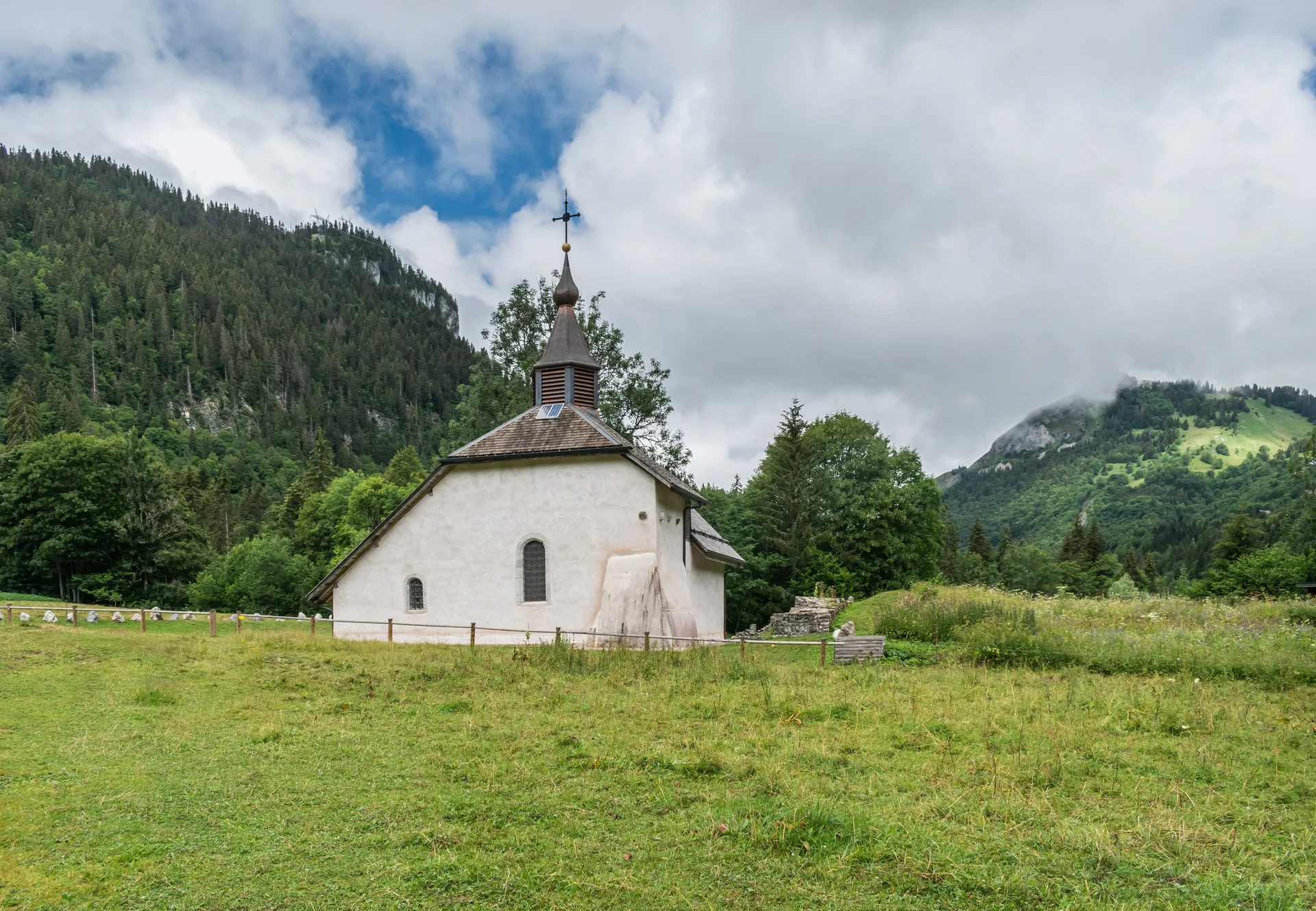 Lac de Petetoz  à Bellevaux — À 2,8 km du lac