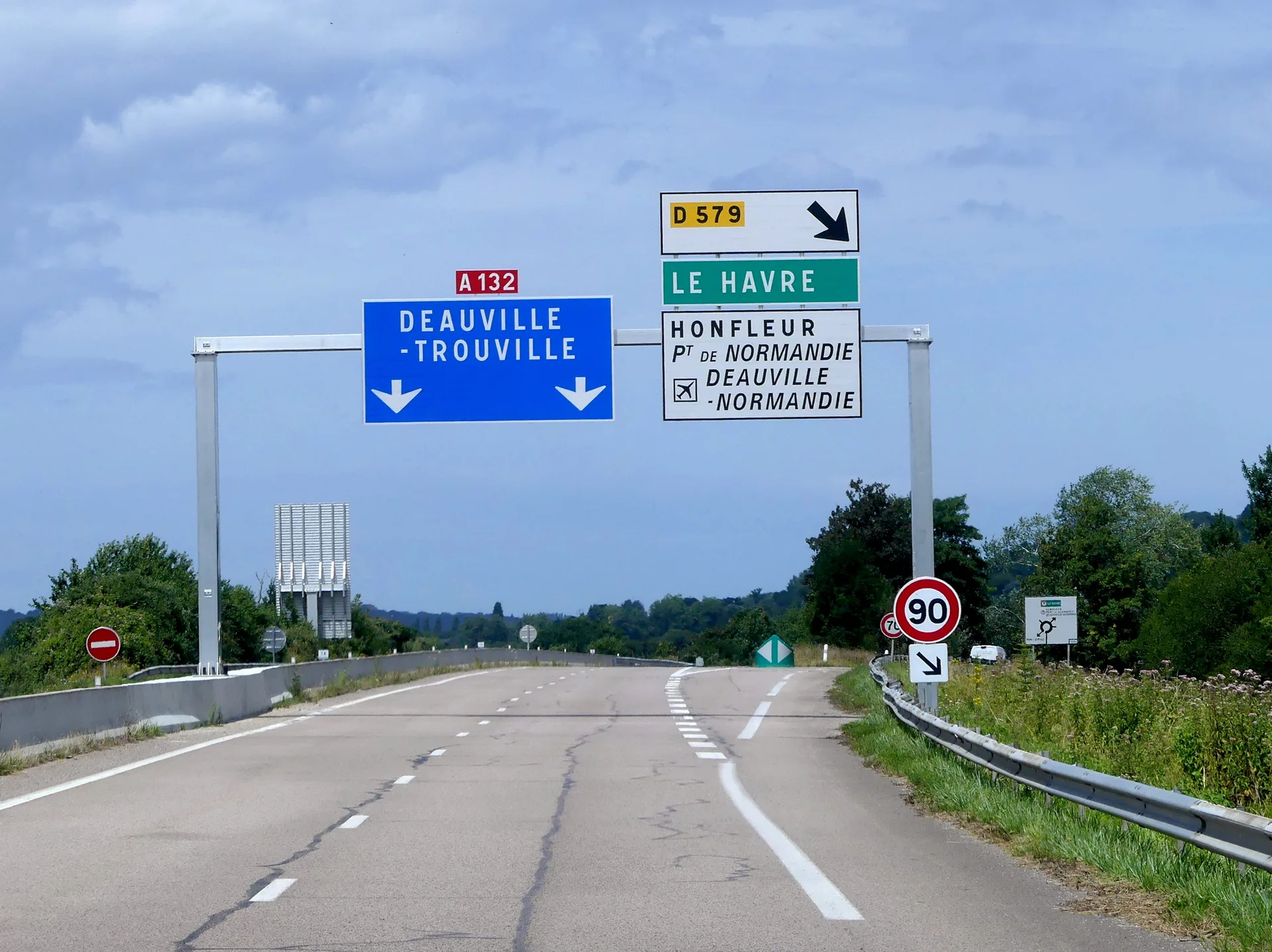 Lac de pont l Eveque à Pont-l'Évêque — À 2,5 km du lac