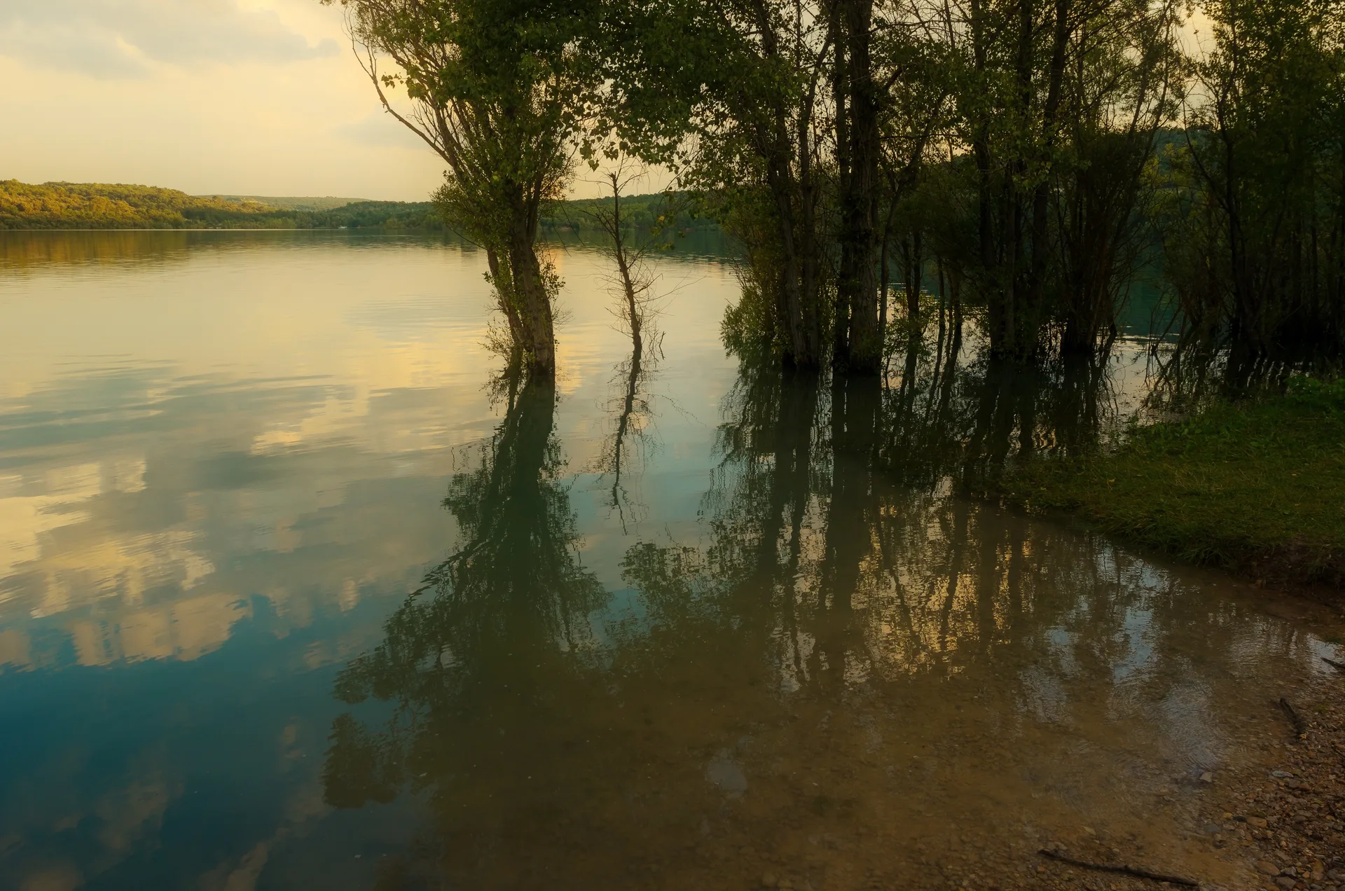 Lac de Quinson à Montagnac-Montpezat — À 1,0 km du lac