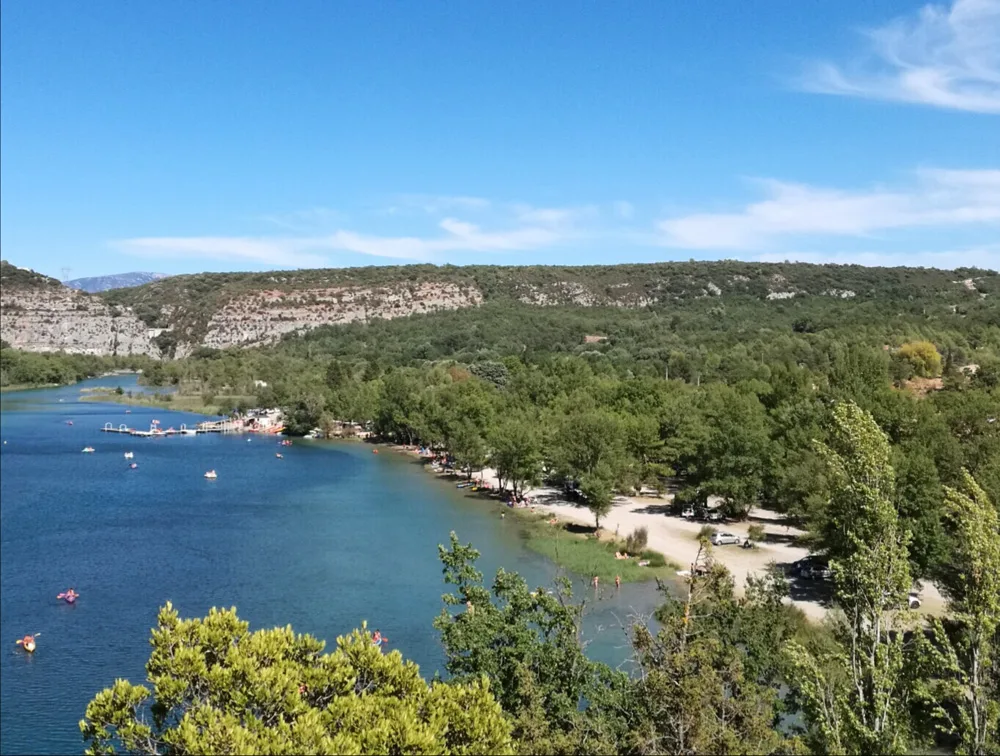 Lac de Quinson à Montmeyan — À 400 m du lac