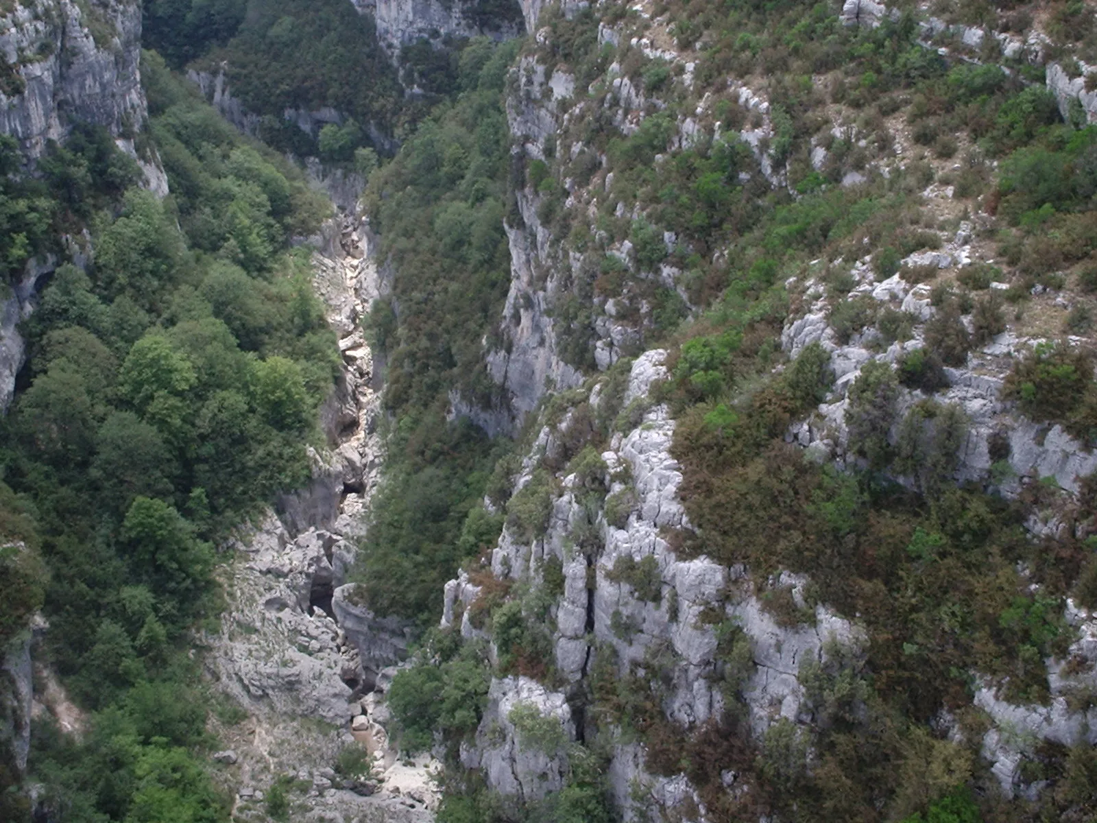 Lac de Quinson à Montmeyan — À 3,3 km du lac