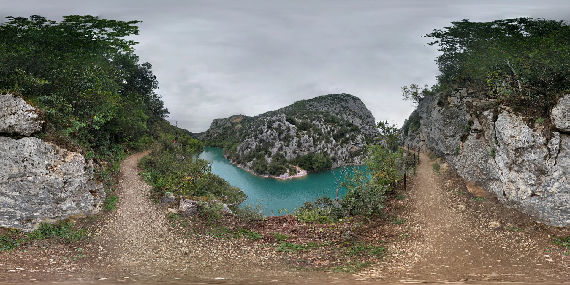 Lac de Quinson à Montmeyan — À 683 m du lac