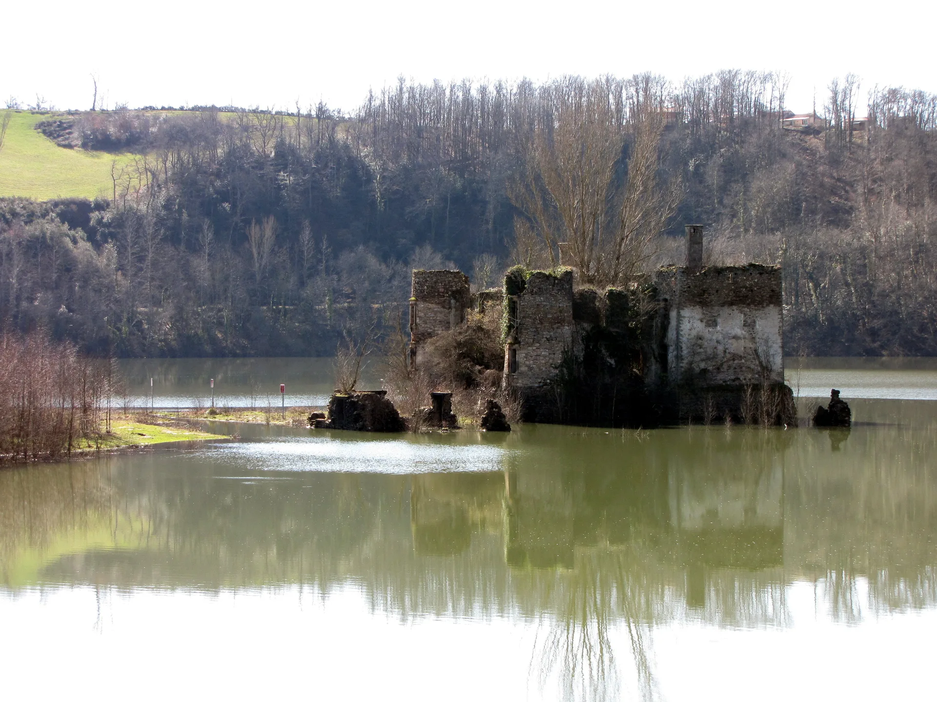 Lac de Razisse à Terre-de-Bancalié — À 2,2 km du lac